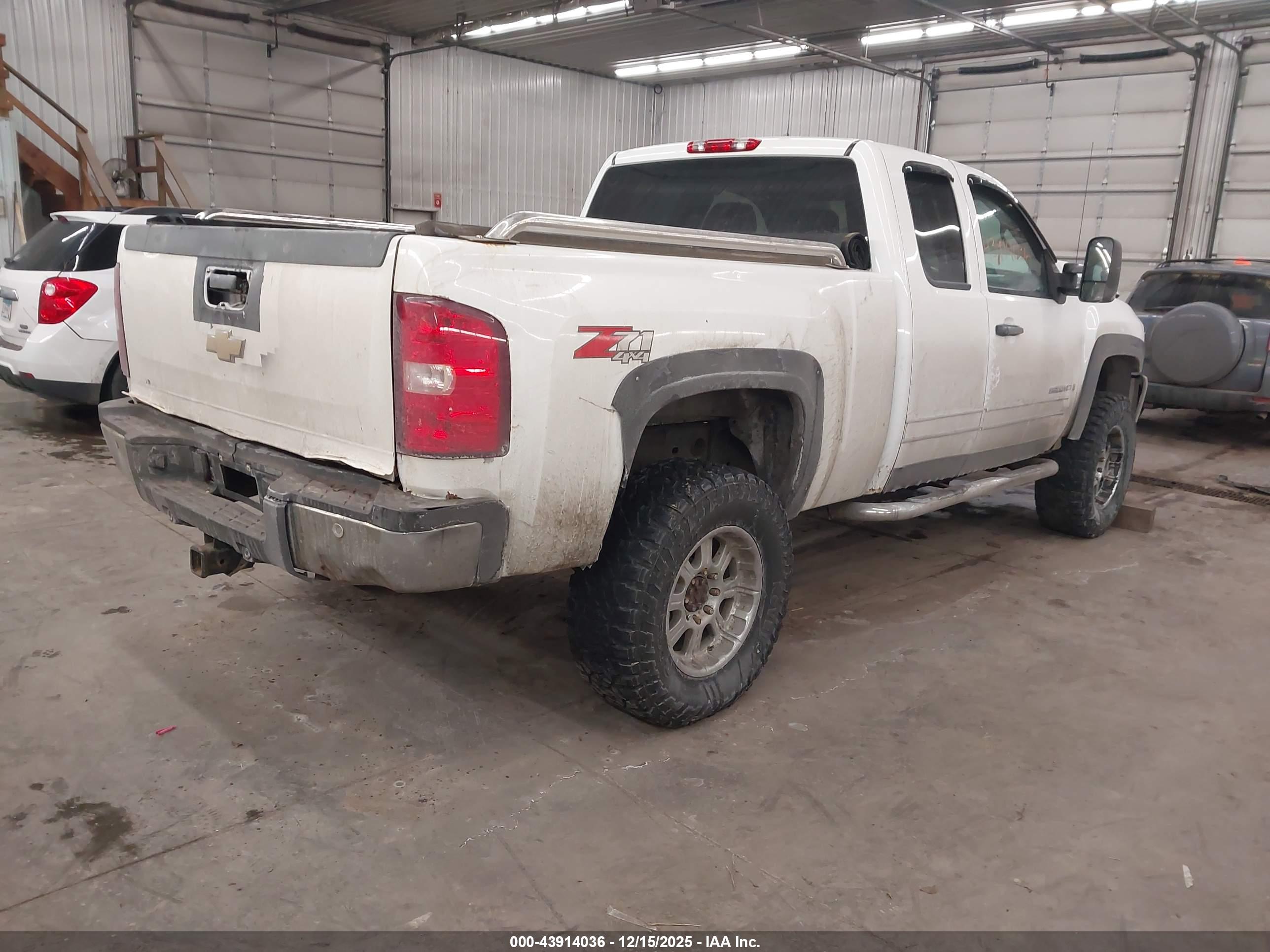 CHEVROLET SILVERADO image 4