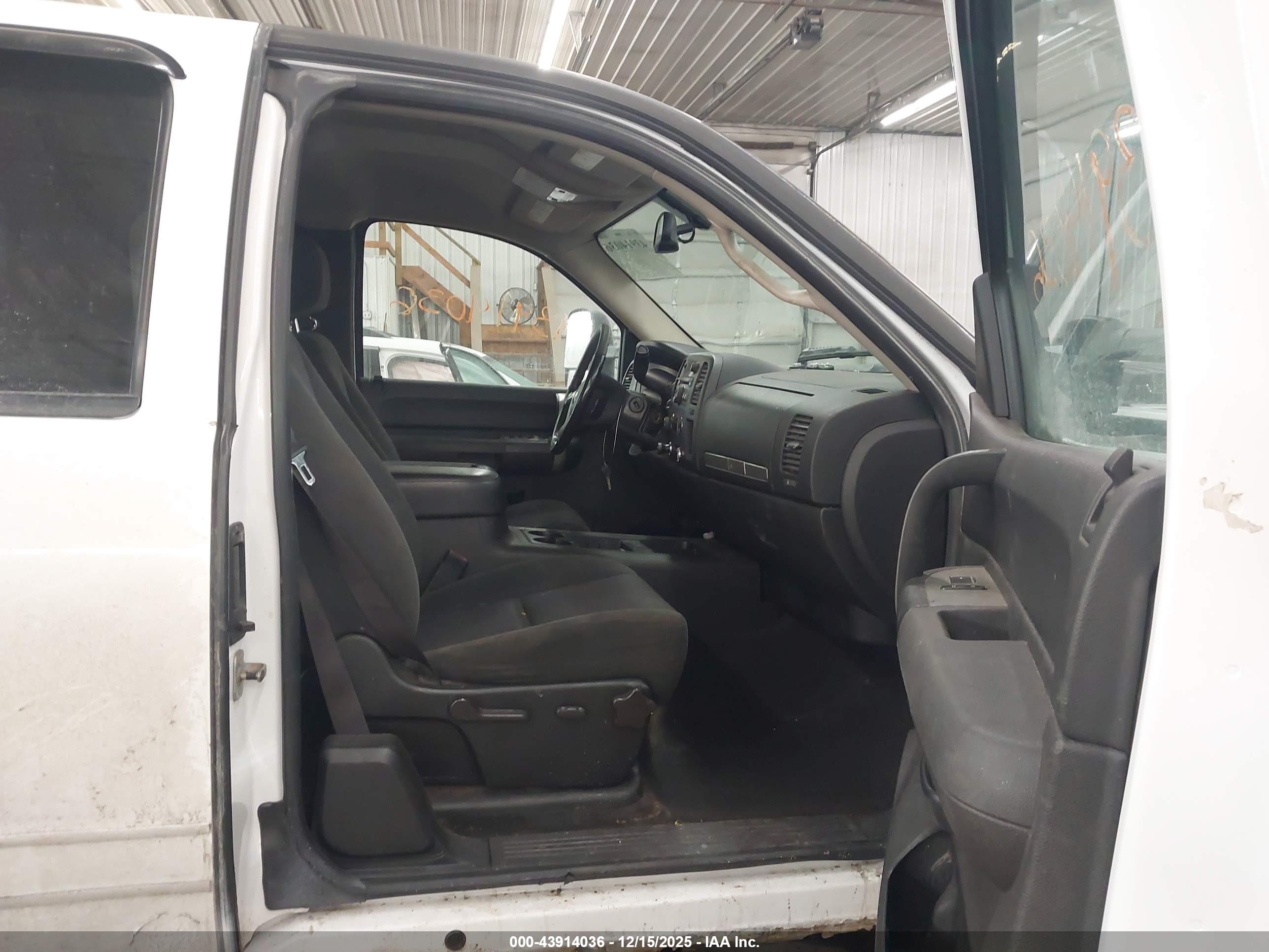 CHEVROLET SILVERADO image 5