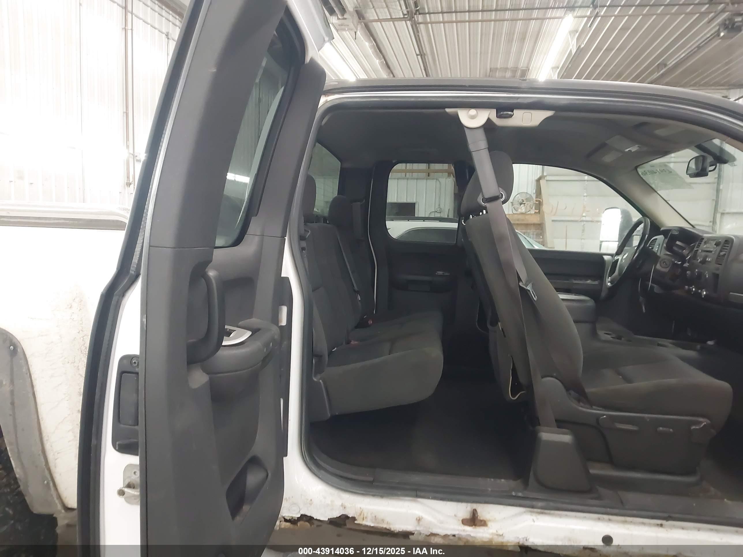 CHEVROLET SILVERADO image 8