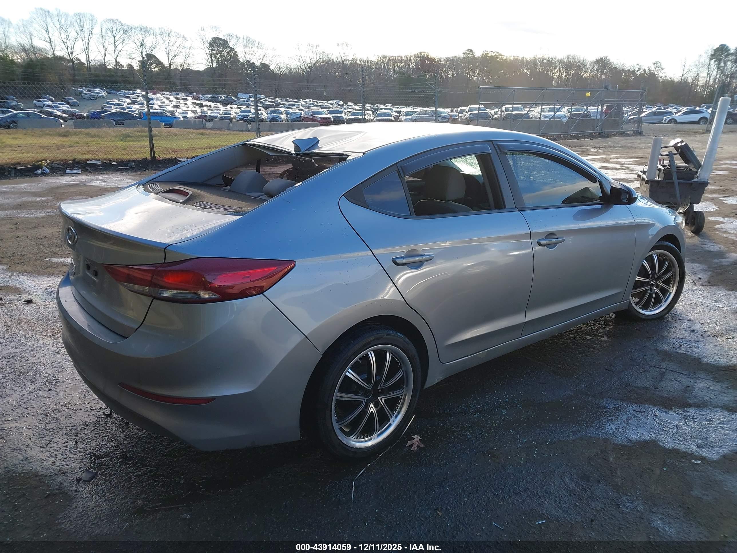 HYUNDAI ELANTRA image 4