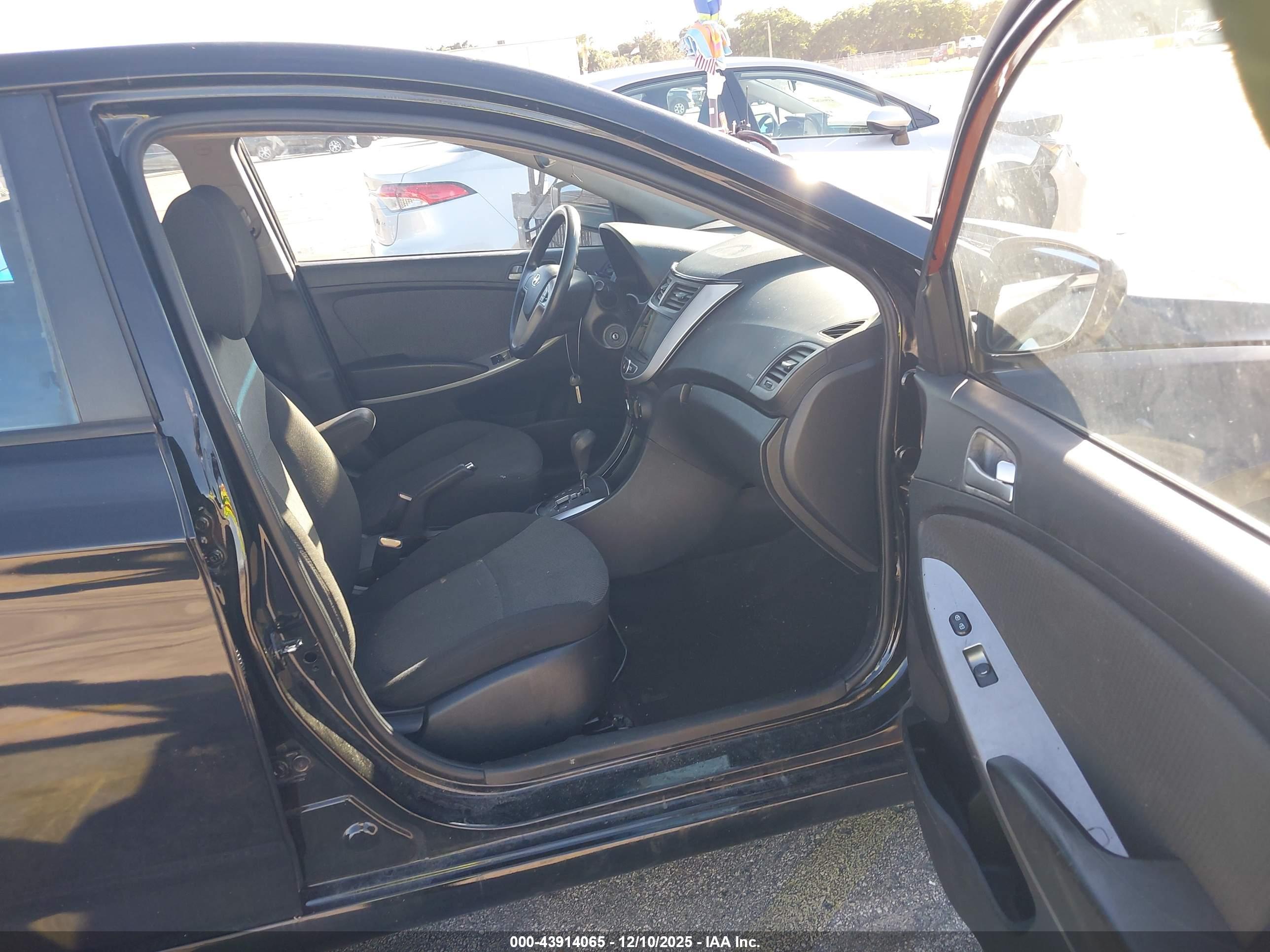 HYUNDAI ACCENT image 5
