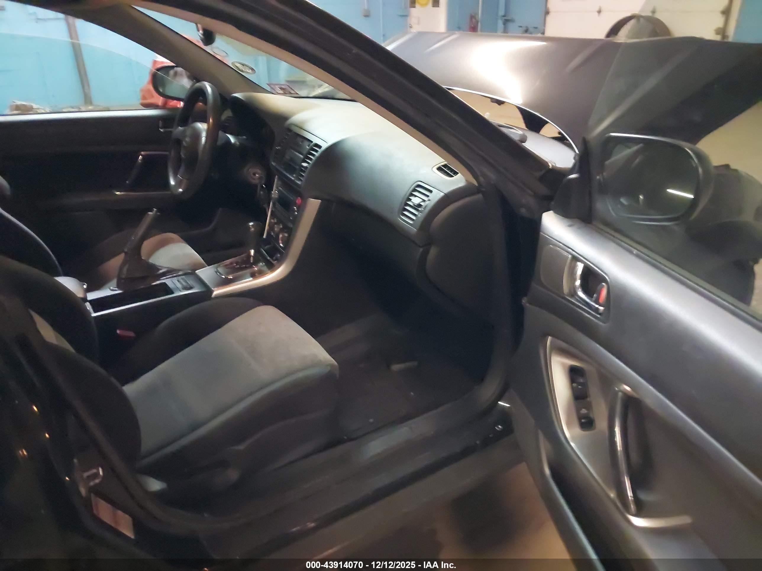 SUBARU OUTBACK image 5