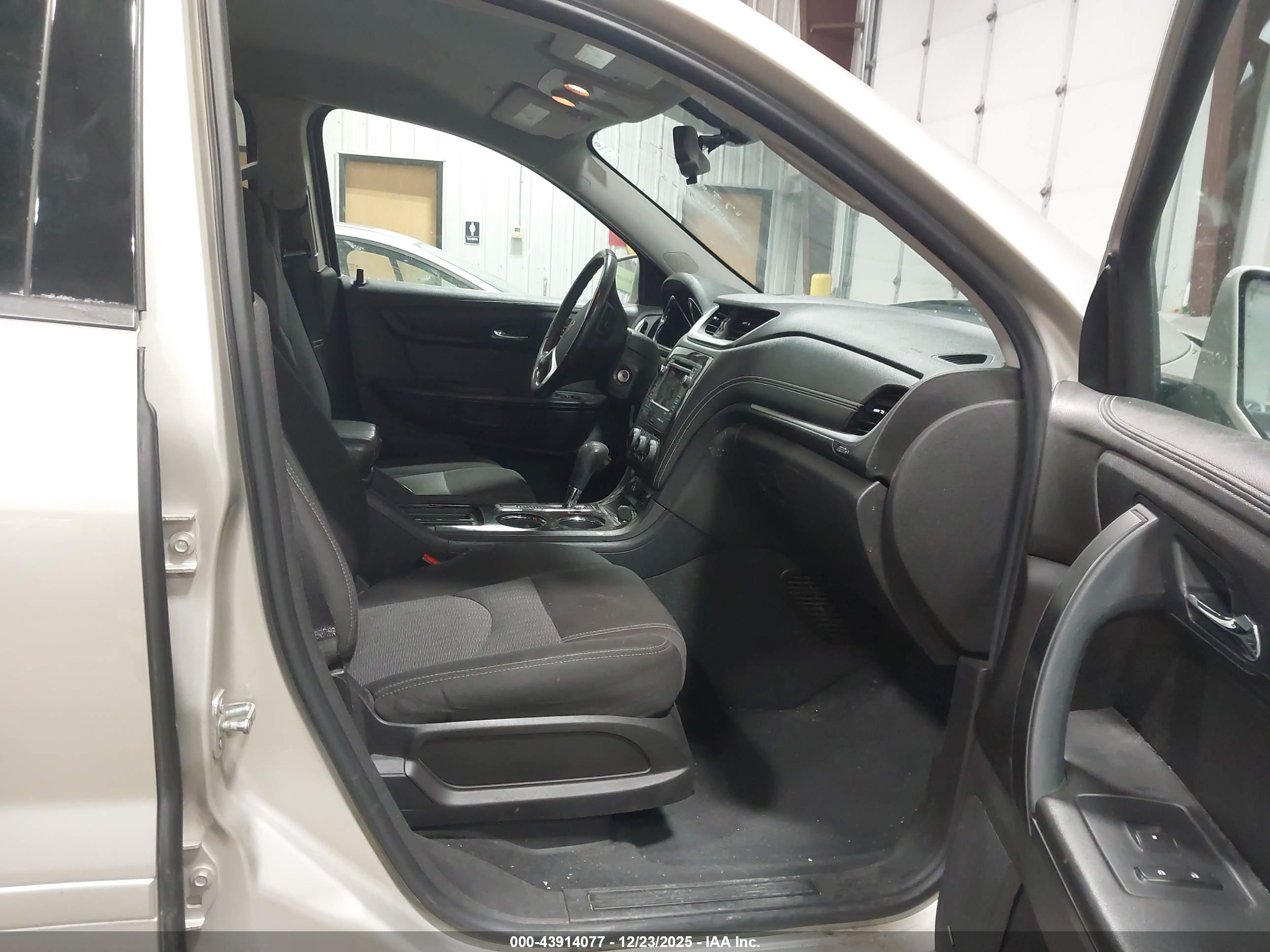 CHEVROLET TRAVERSE image 5