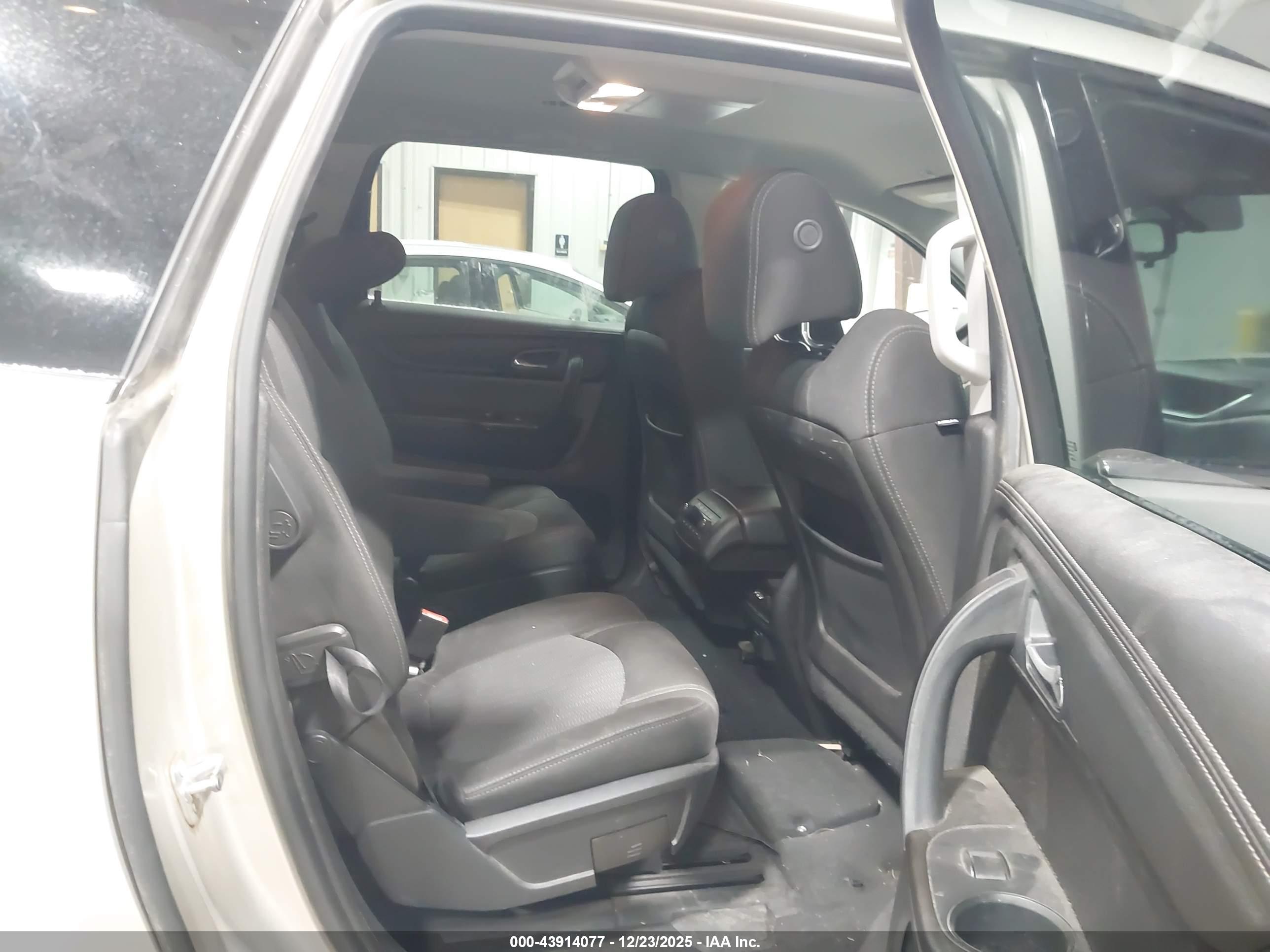 CHEVROLET TRAVERSE image 8