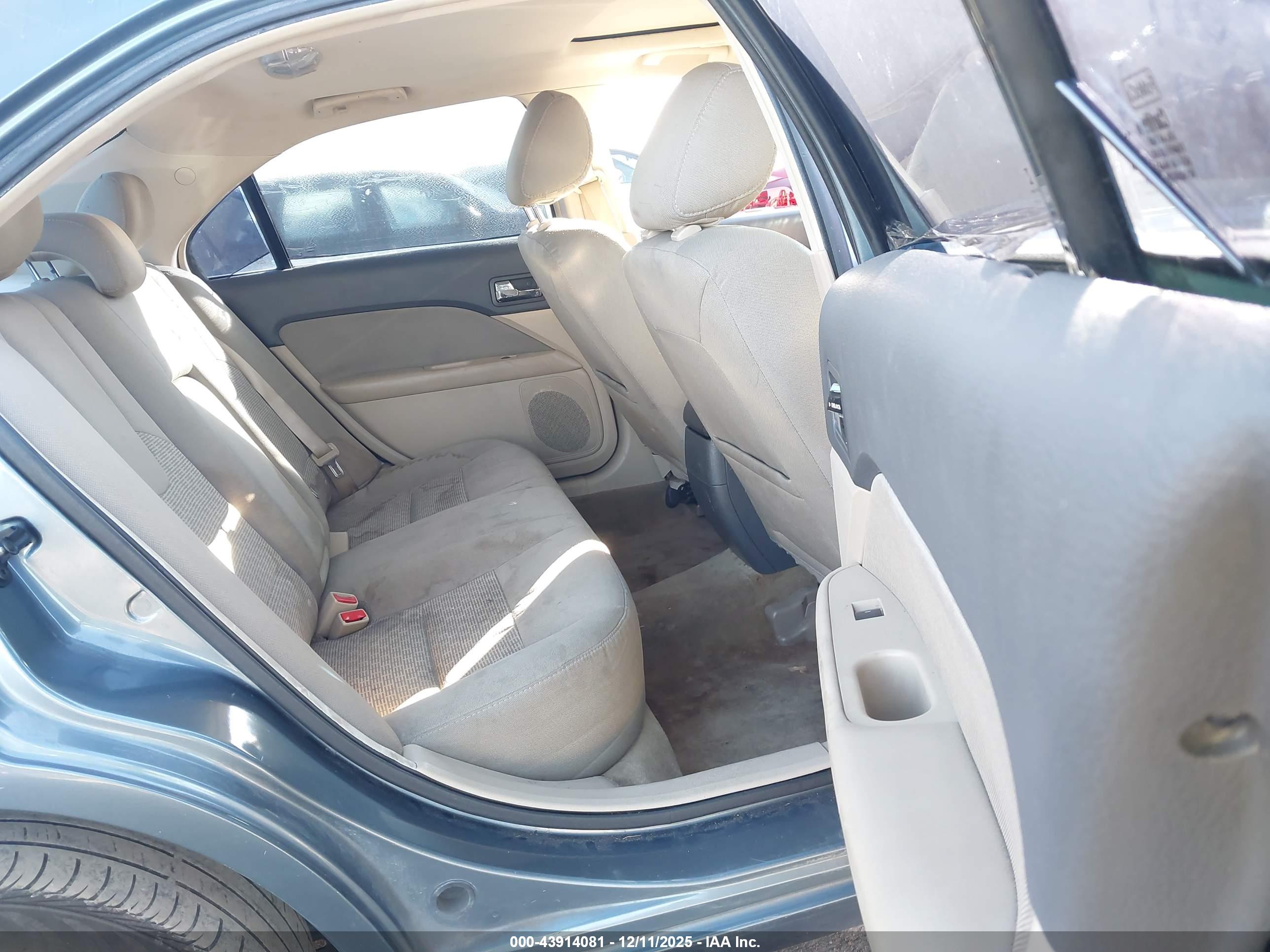 FORD FUSION image 8