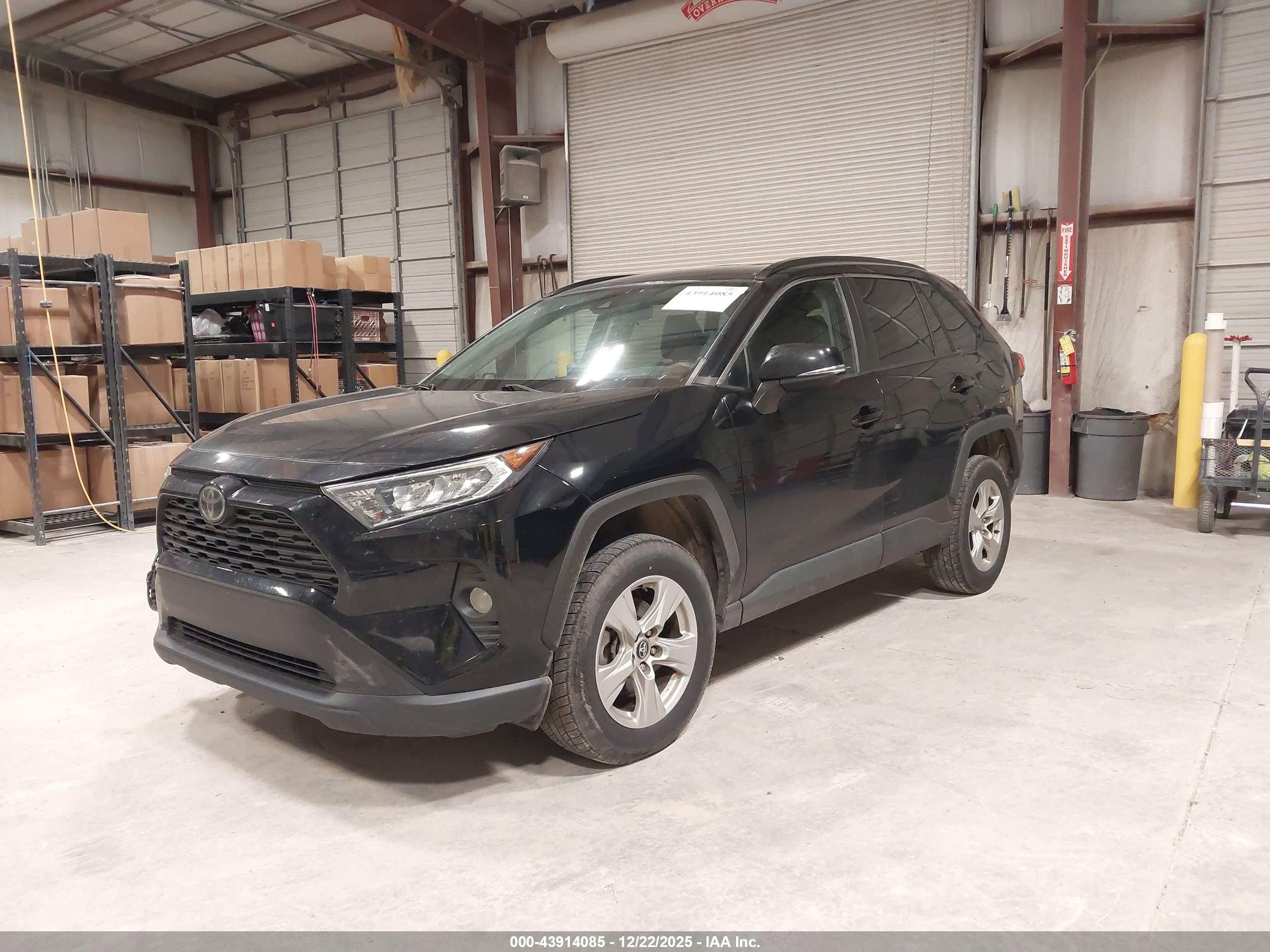 TOYOTA RAV4 image 2