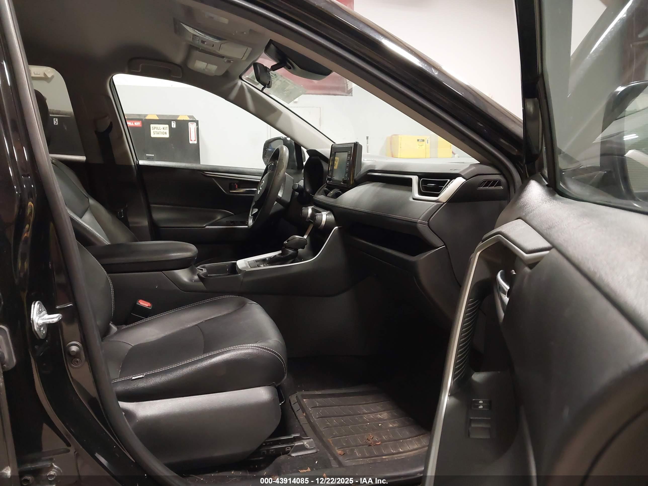 TOYOTA RAV4 image 5