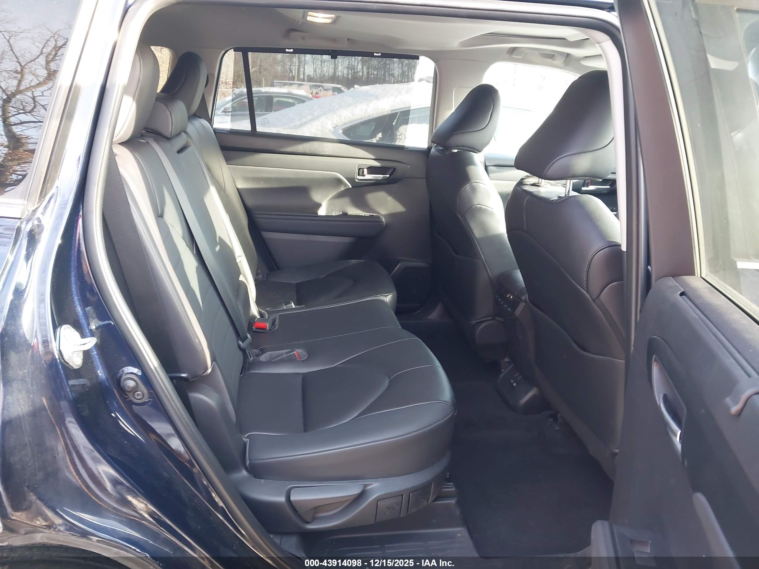 TOYOTA HIGHLANDER image 8