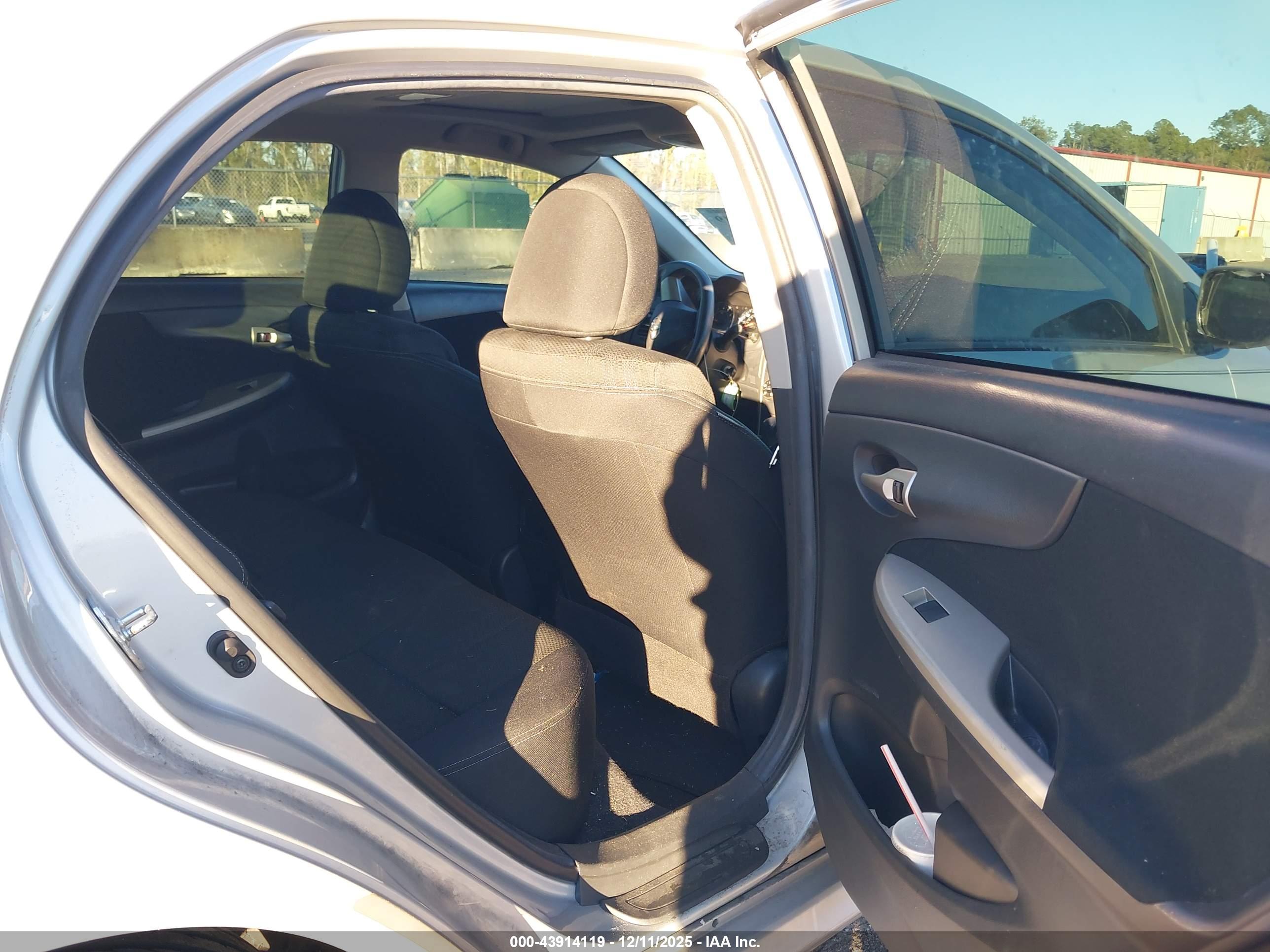 TOYOTA COROLLA image 8