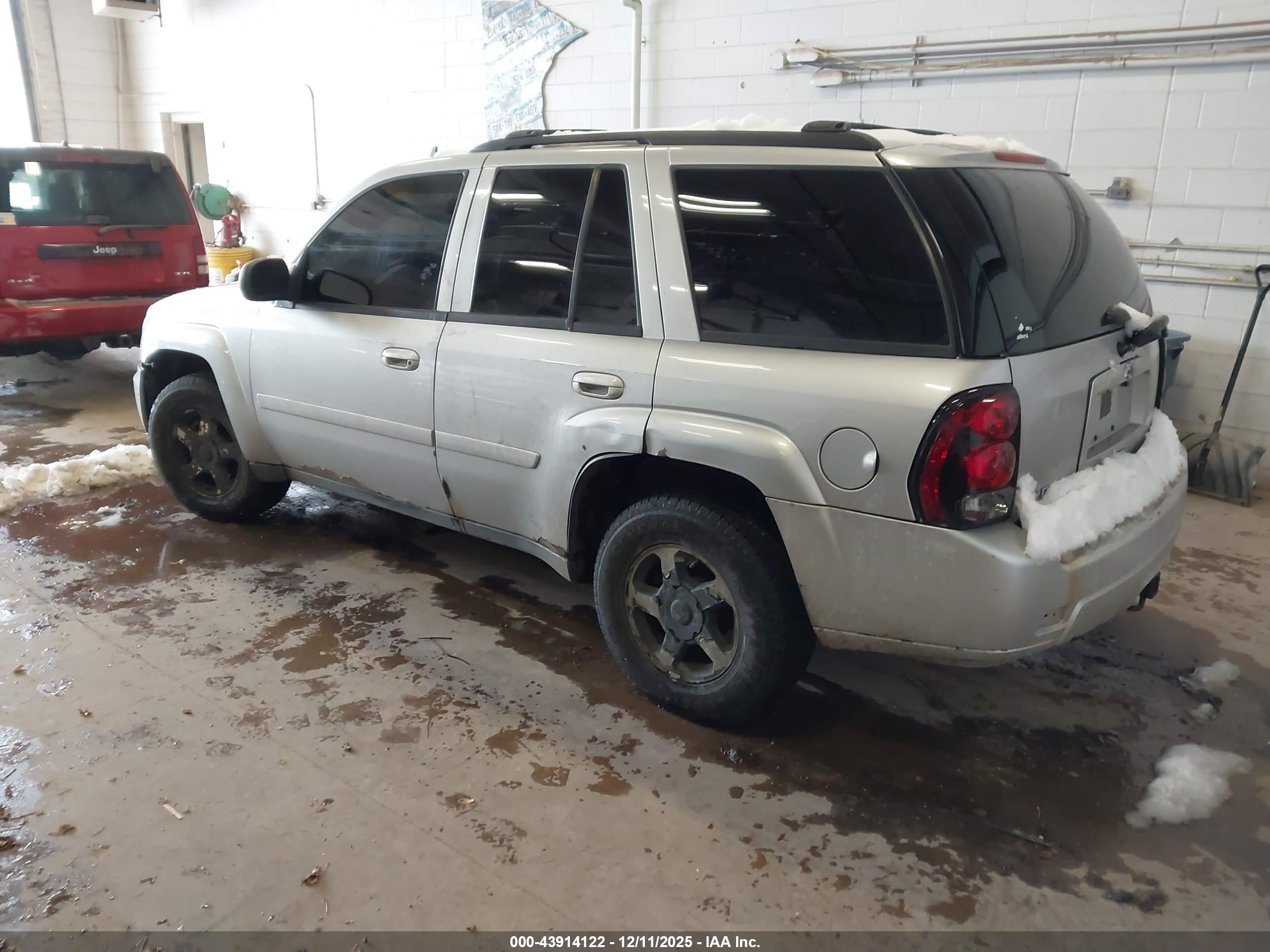 CHEVROLET TRAILBLAZER image 3