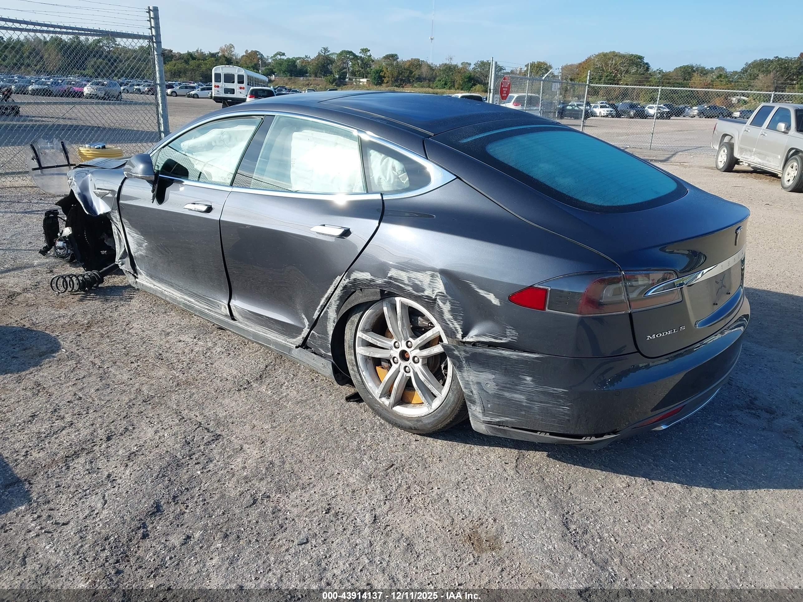 TESLA MODEL image 3
