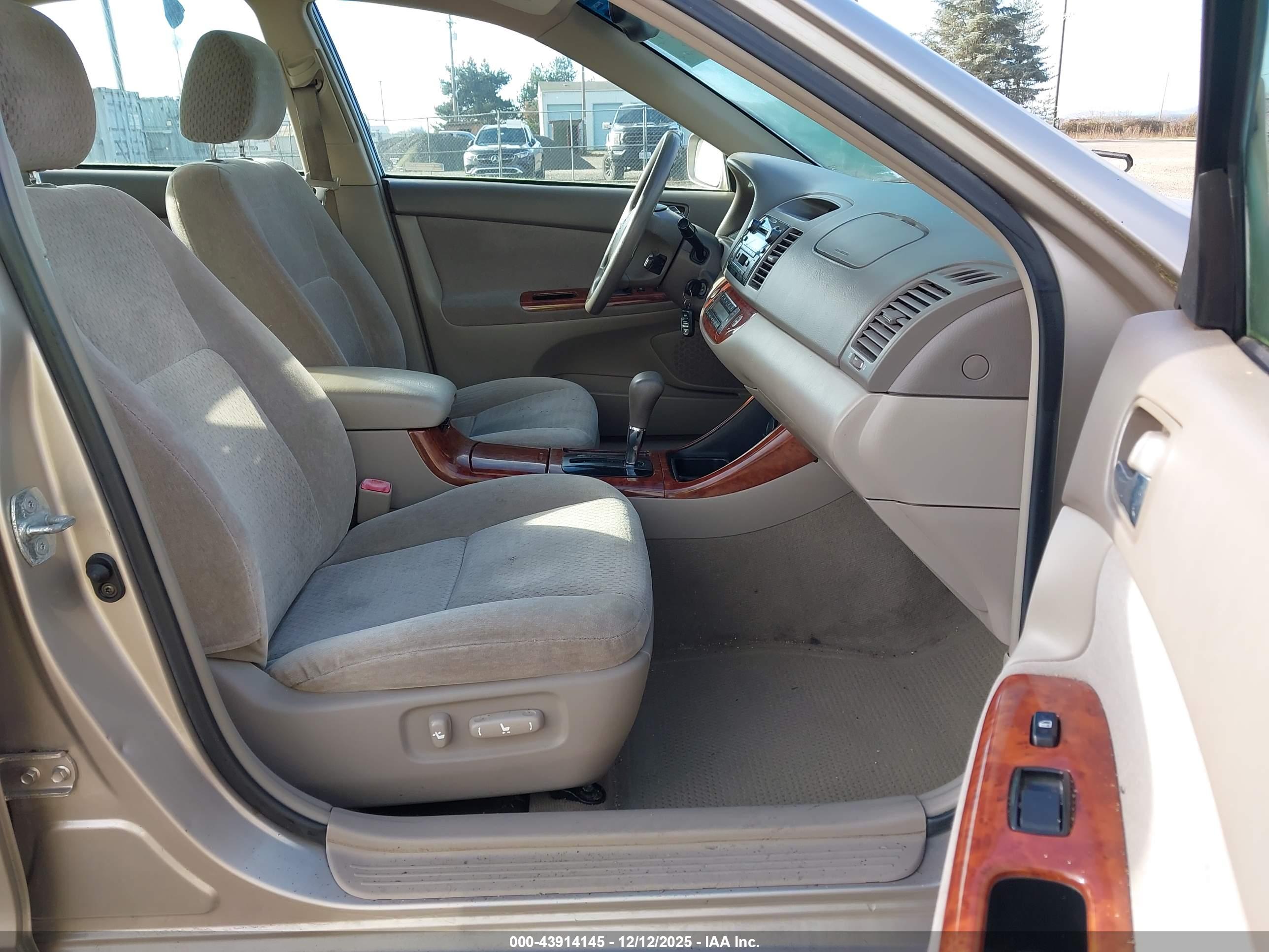 TOYOTA CAMRY image 5