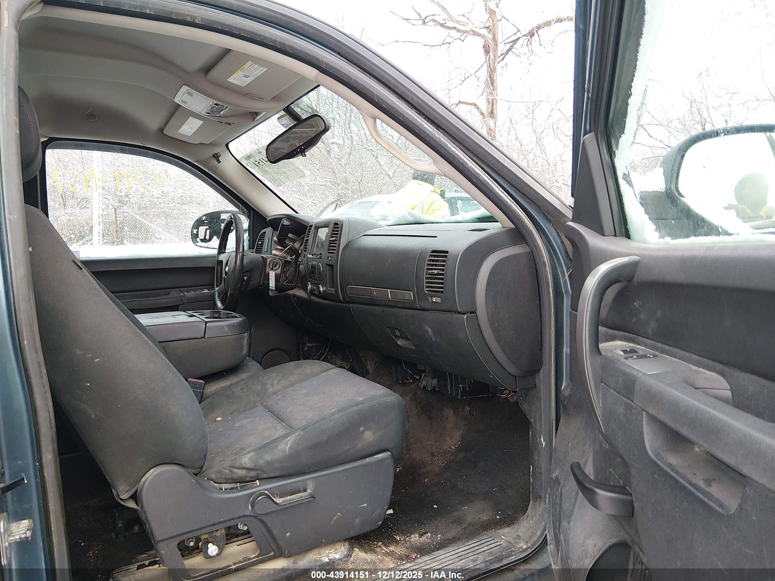 CHEVROLET SILVERADO image 5