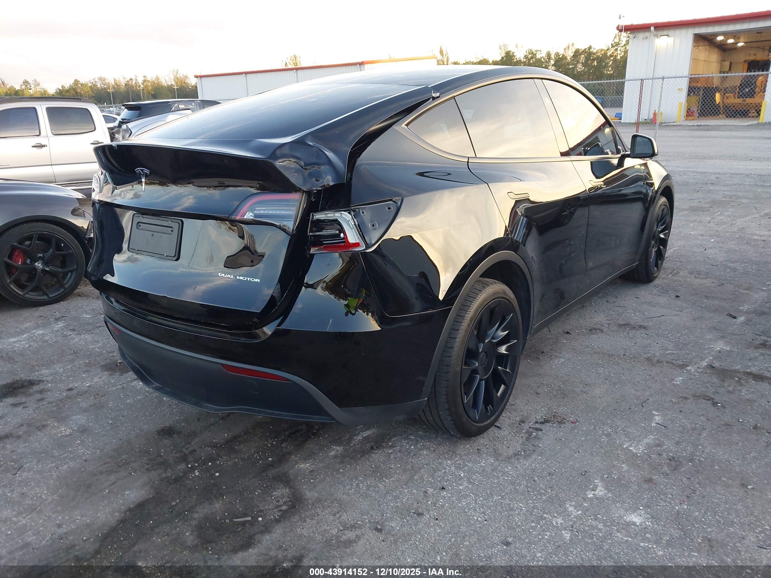 TESLA MODEL image 4