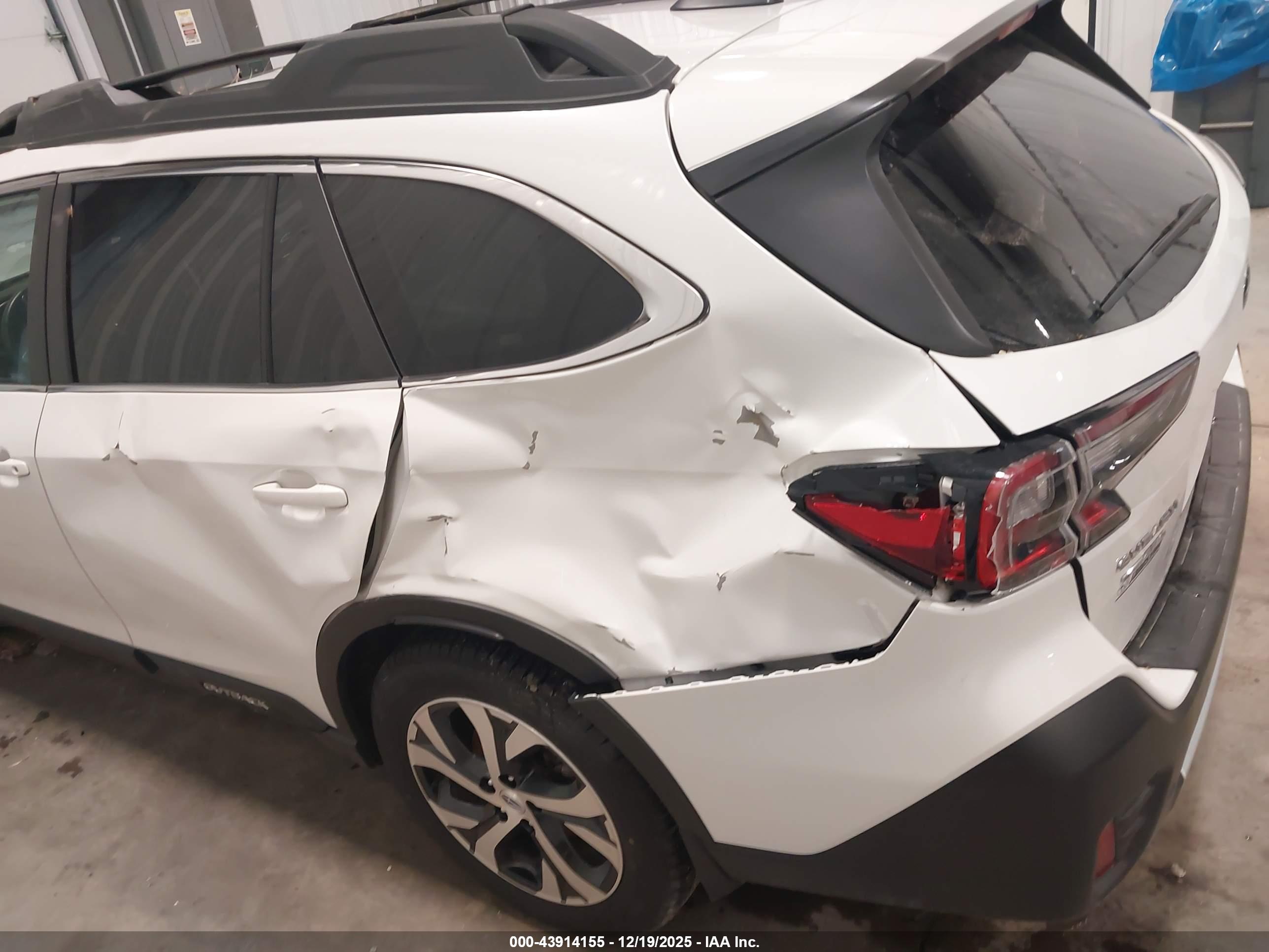SUBARU OUTBACK image 6