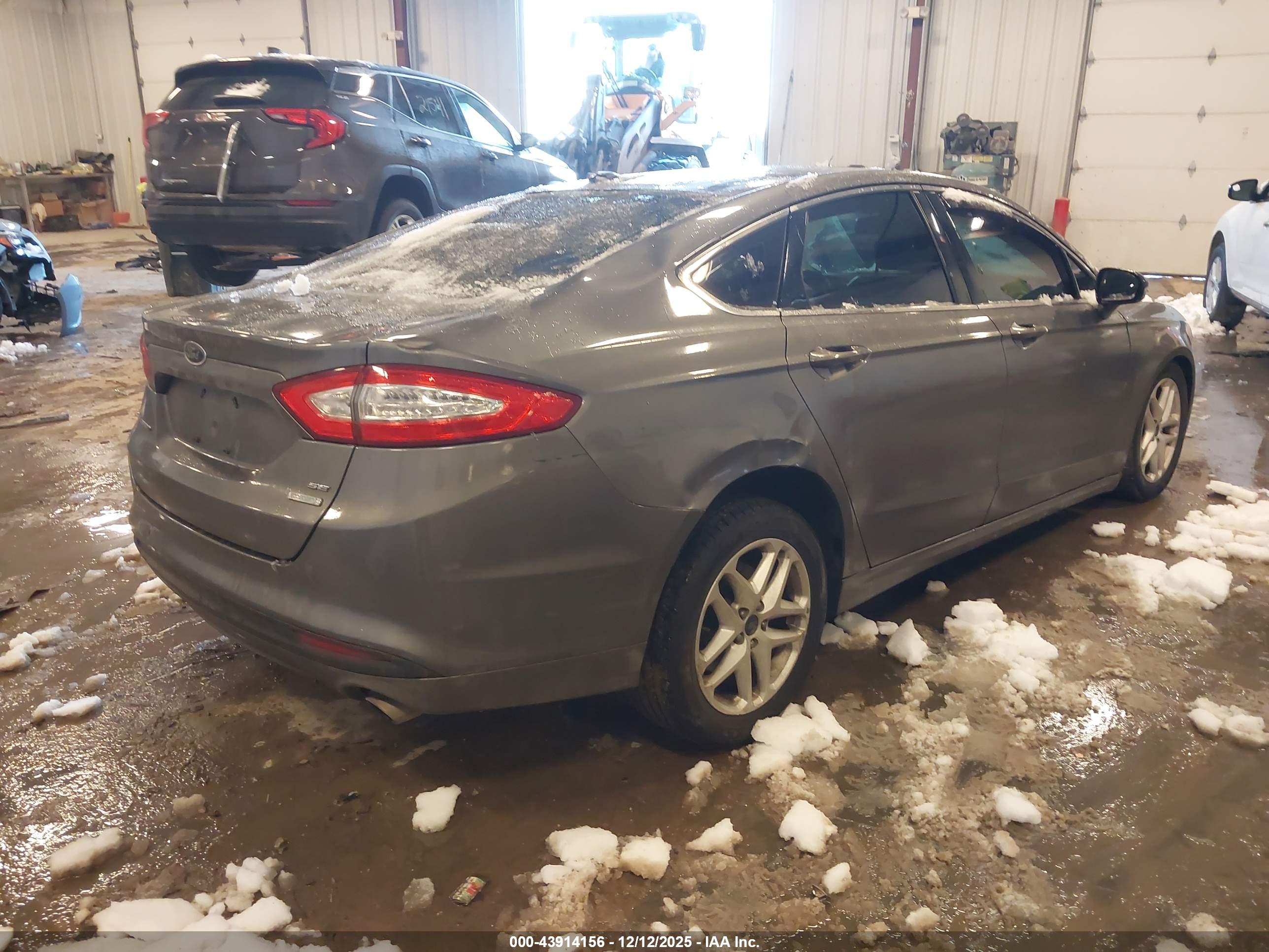FORD FUSION image 4