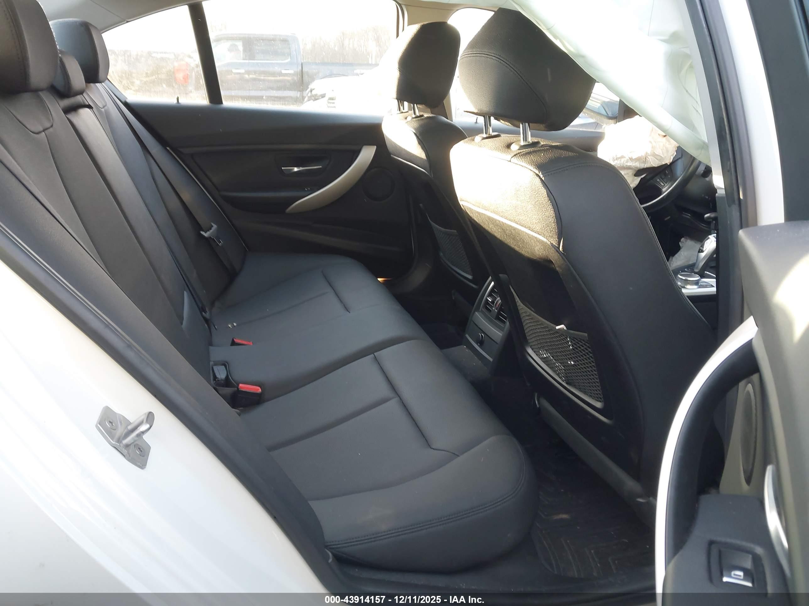 BMW 320I image 8