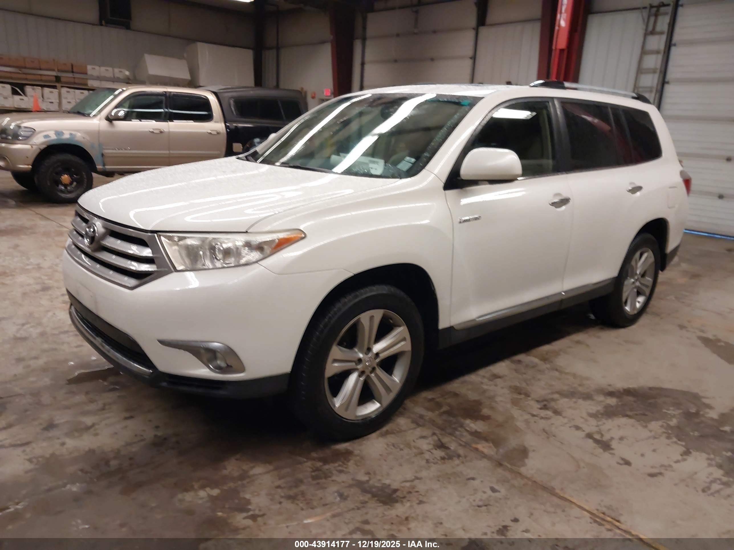 TOYOTA HIGHLANDER image 2