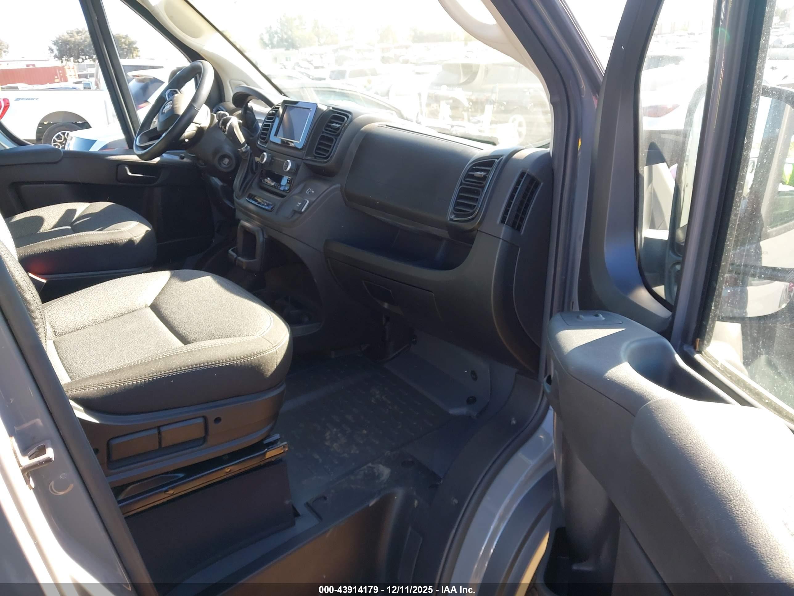 WINNEBAGO SOLIS image 5