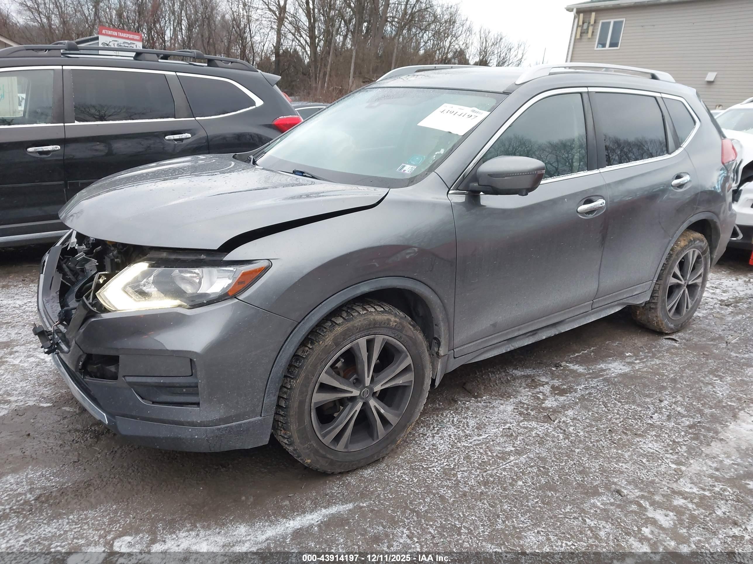 NISSAN ROGUE image 2