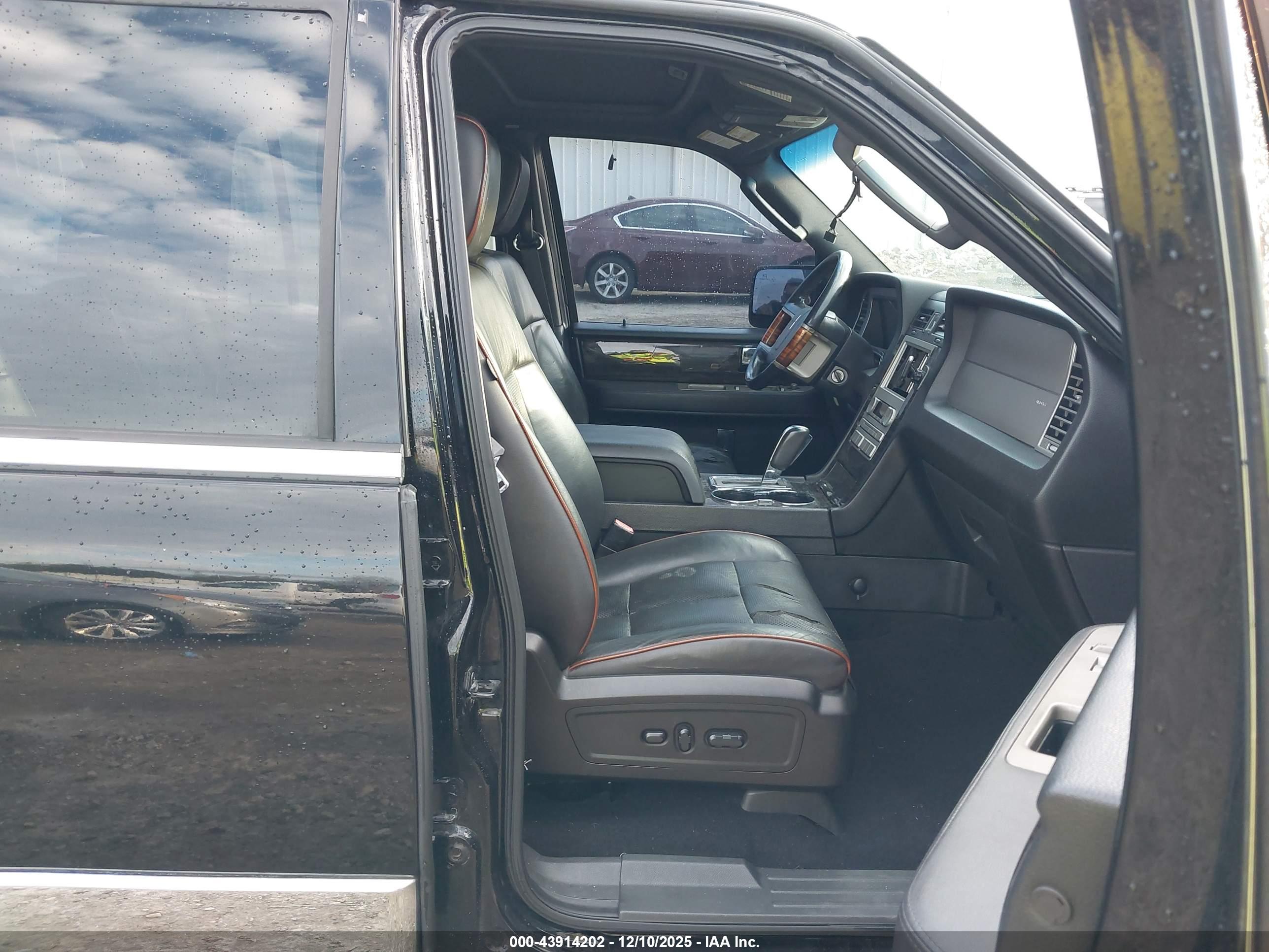 LINCOLN NAVIGATOR image 5
