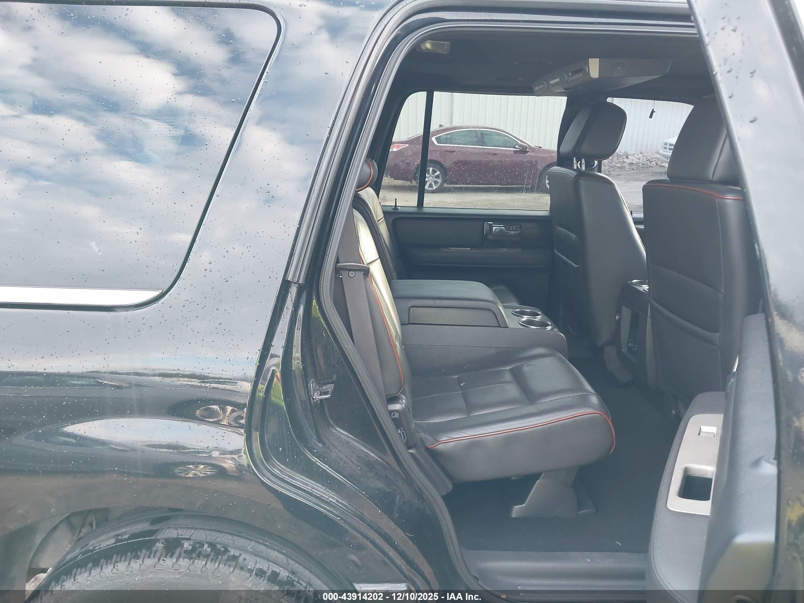 LINCOLN NAVIGATOR image 8