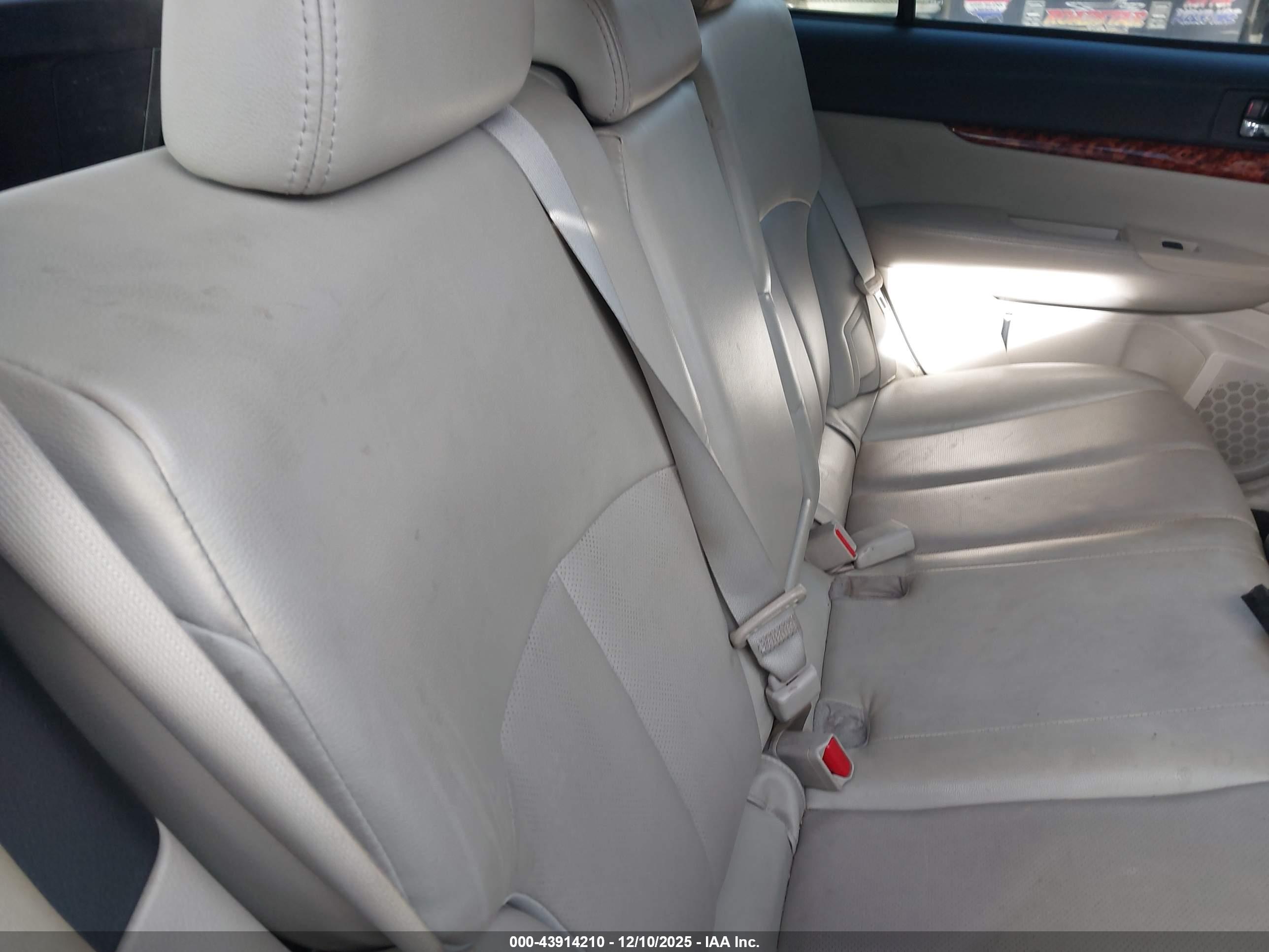 SUBARU OUTBACK image 8