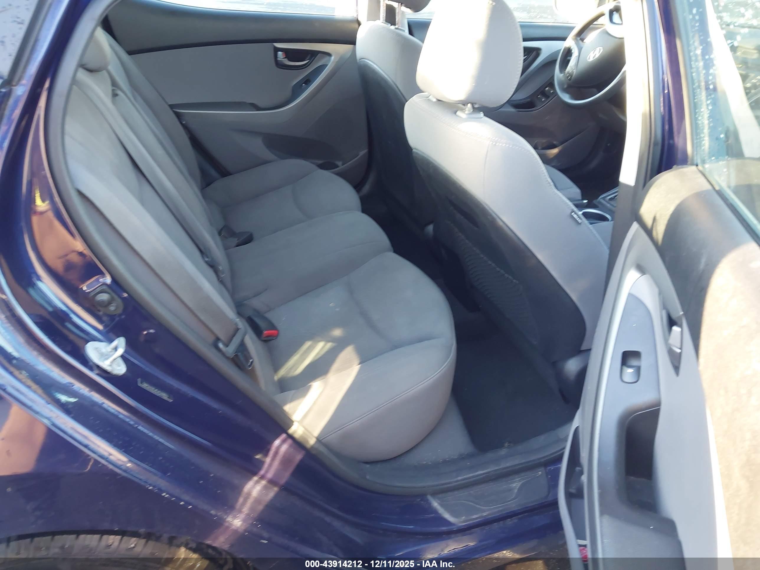 HYUNDAI ELANTRA image 8