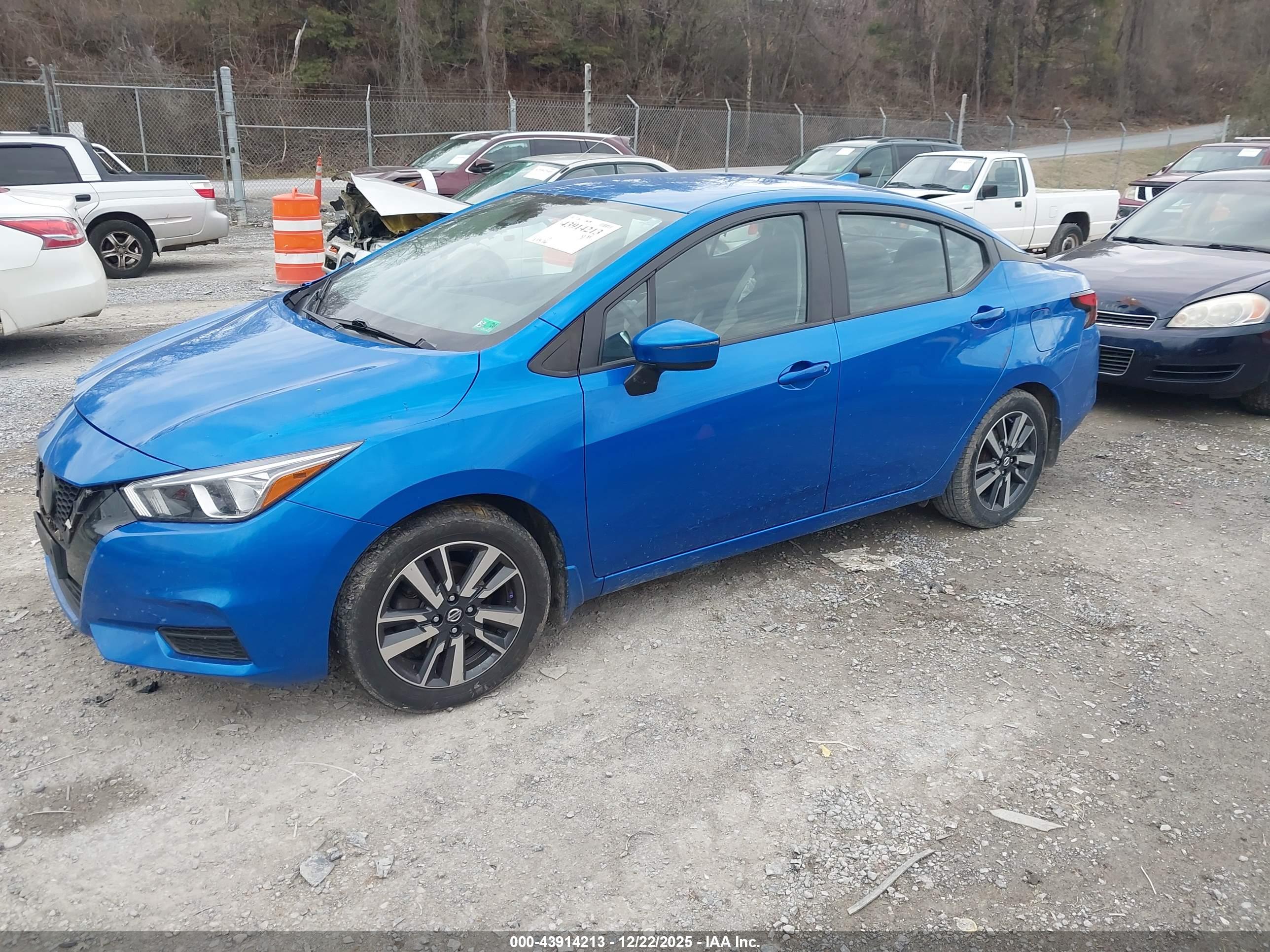 NISSAN VERSA image 2