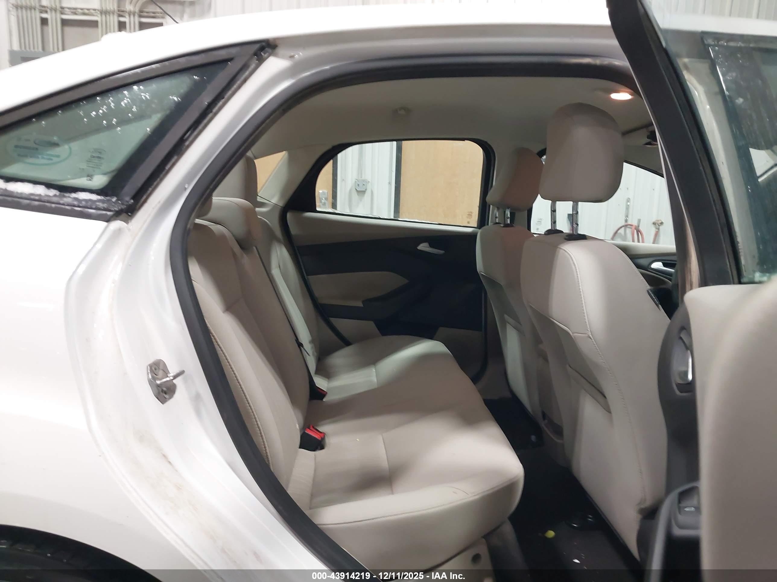 FORD FOCUS image 8