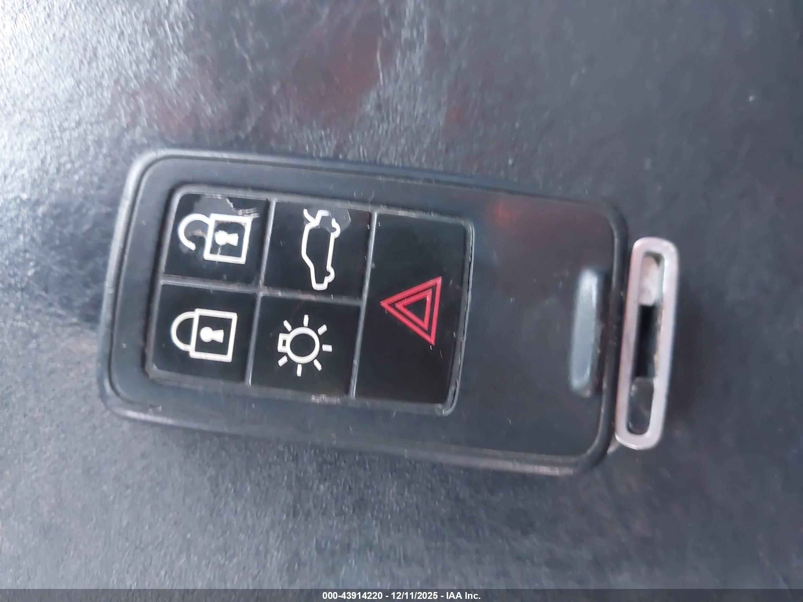 VOLVO XC70 image 11
