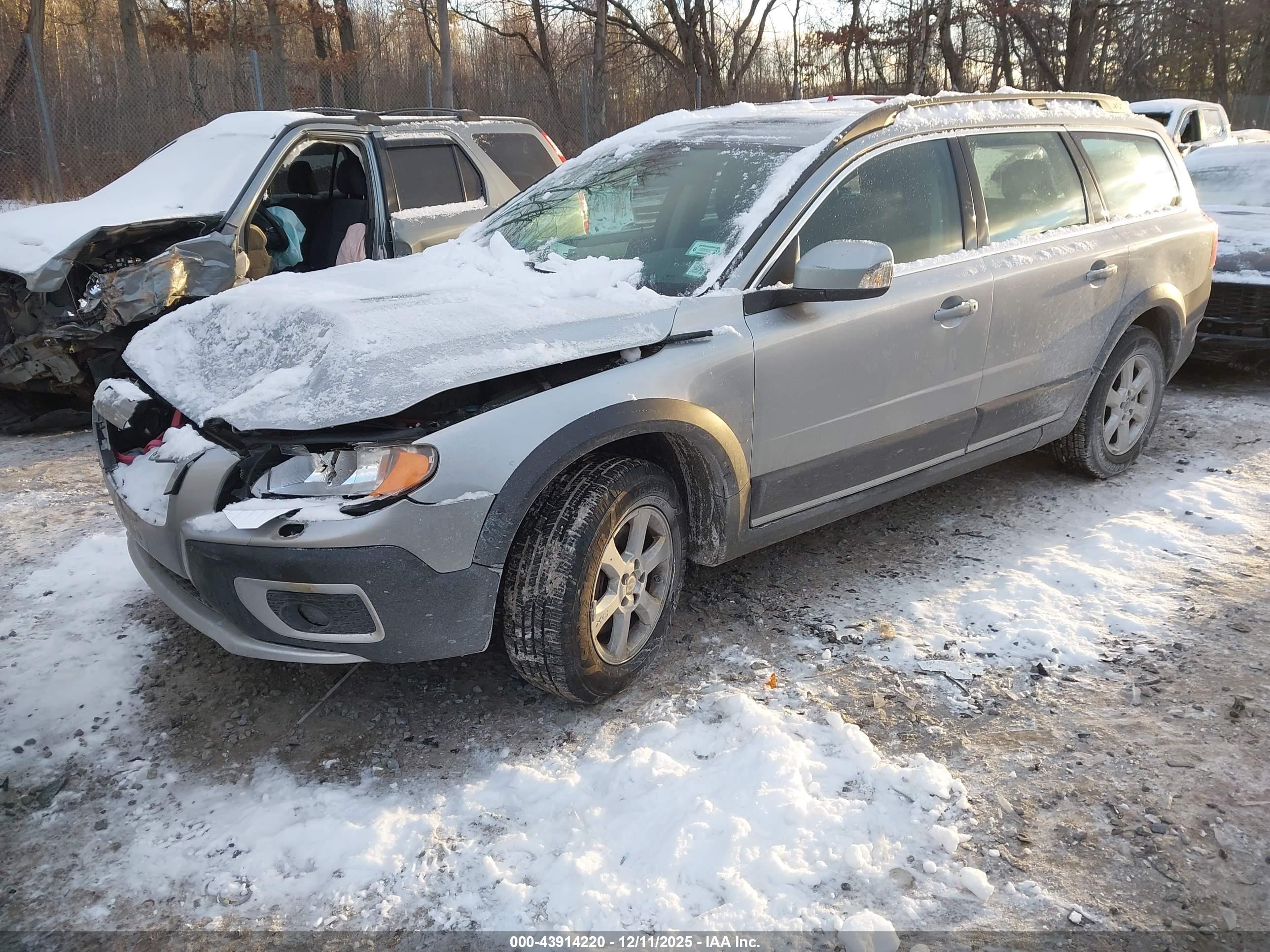 VOLVO XC70 image 2