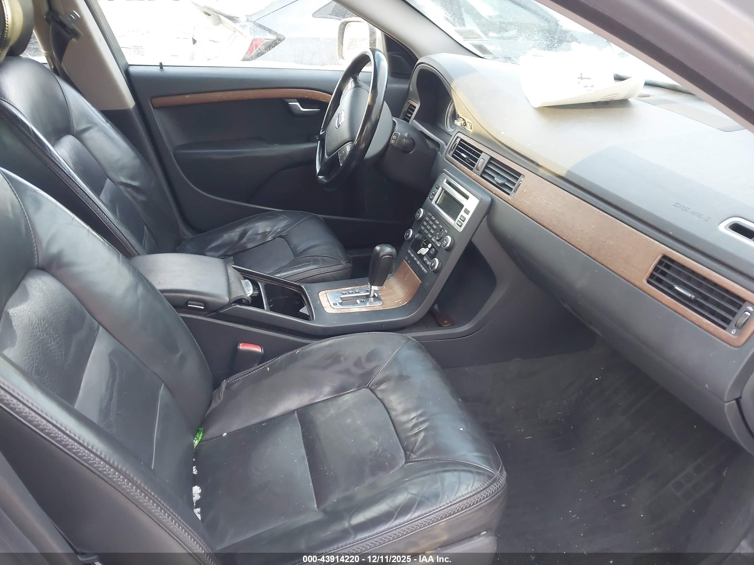 VOLVO XC70 image 5