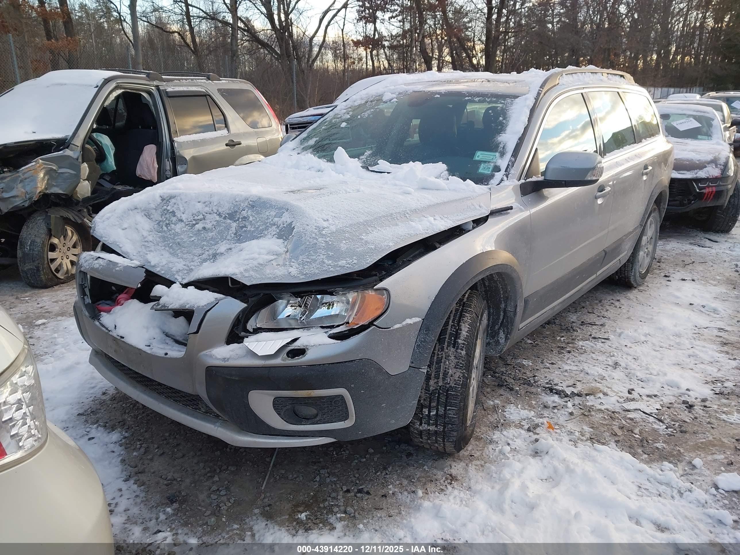 VOLVO XC70 image 6