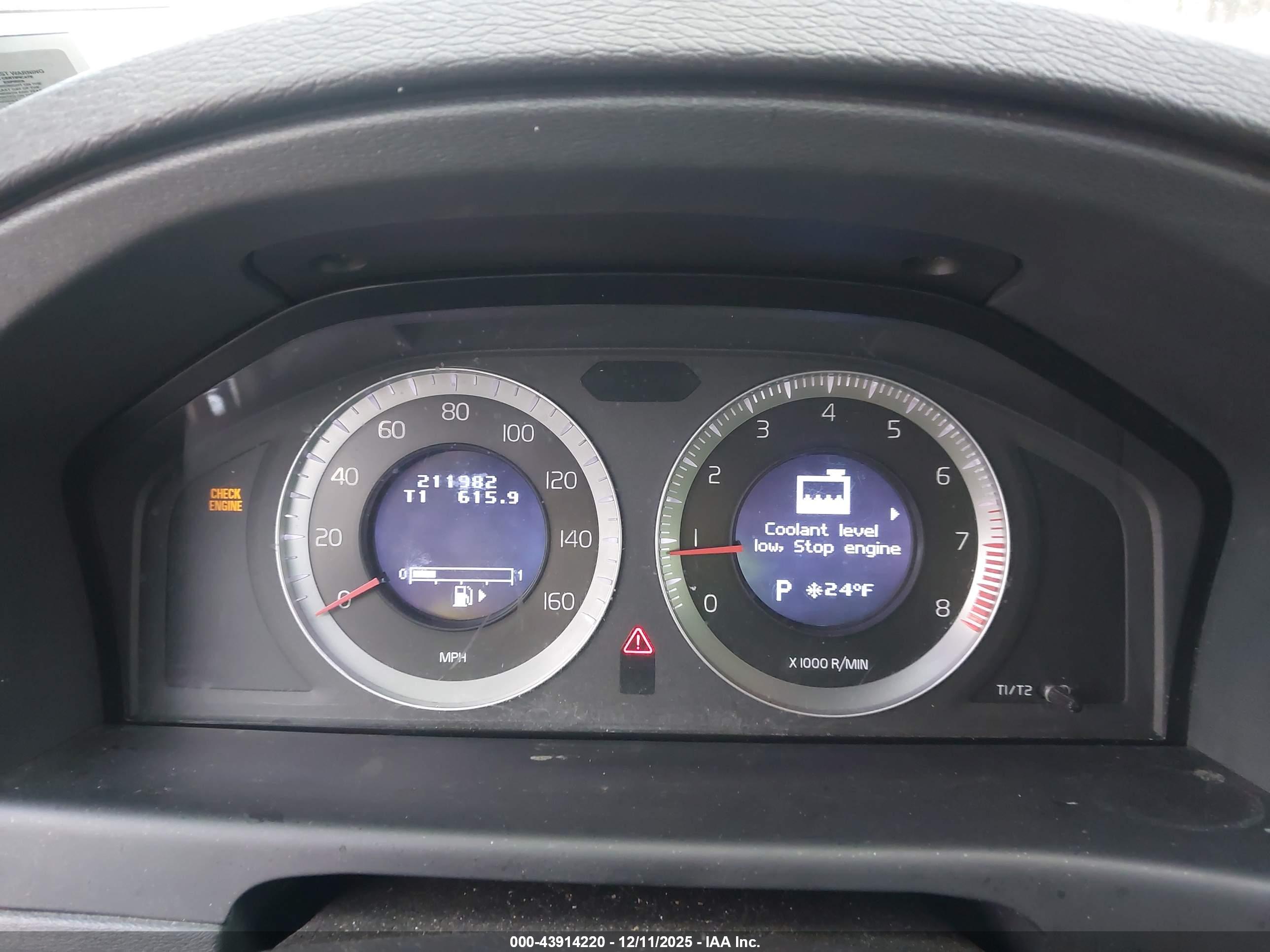 VOLVO XC70 image 7