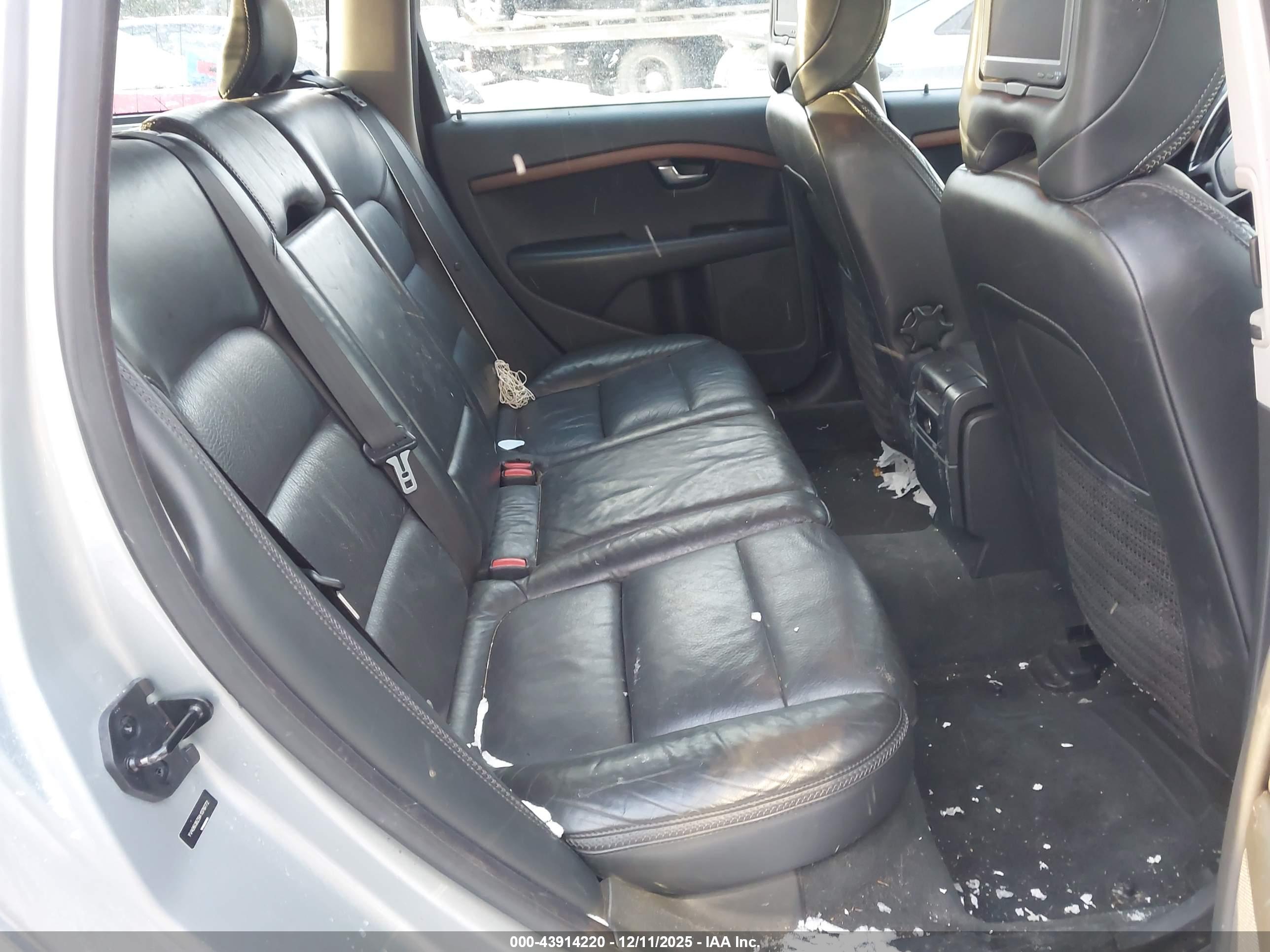 VOLVO XC70 image 8