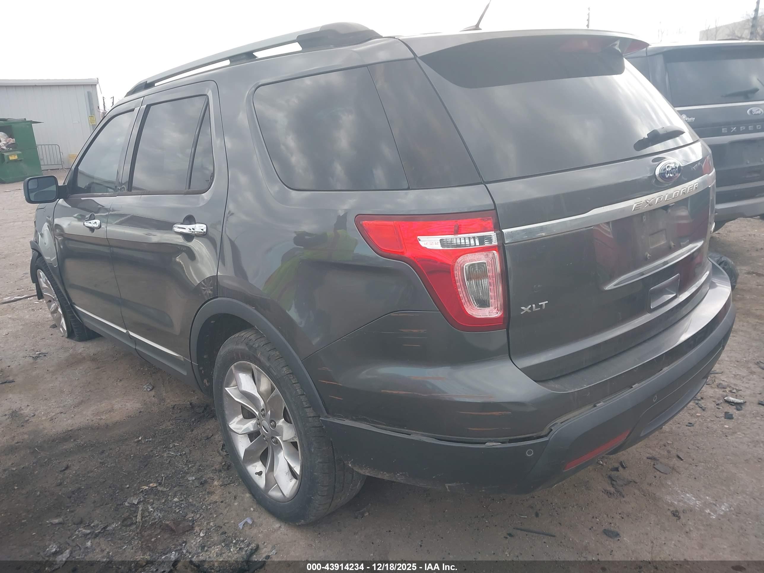FORD EXPLORER image 3