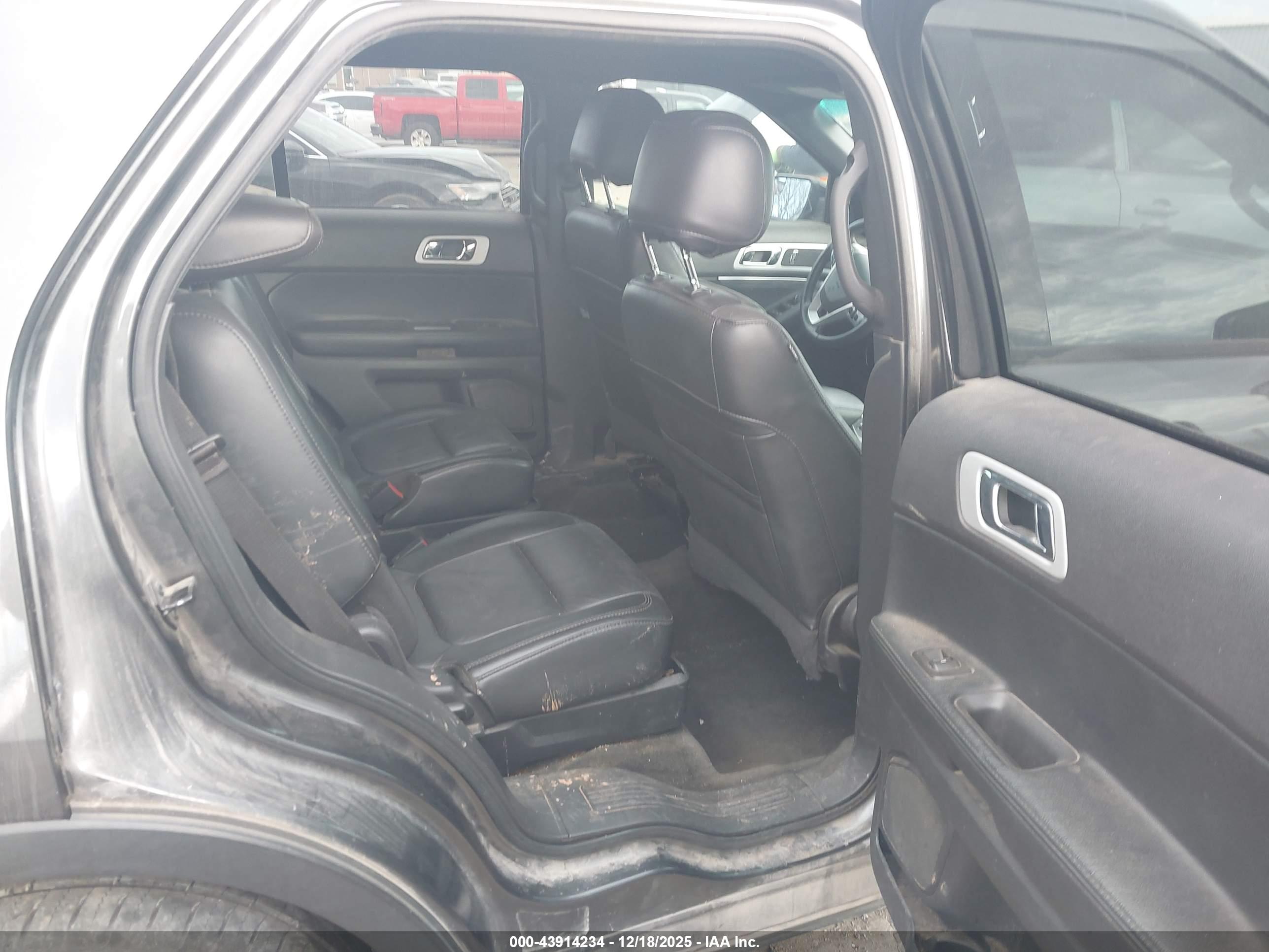 FORD EXPLORER image 8
