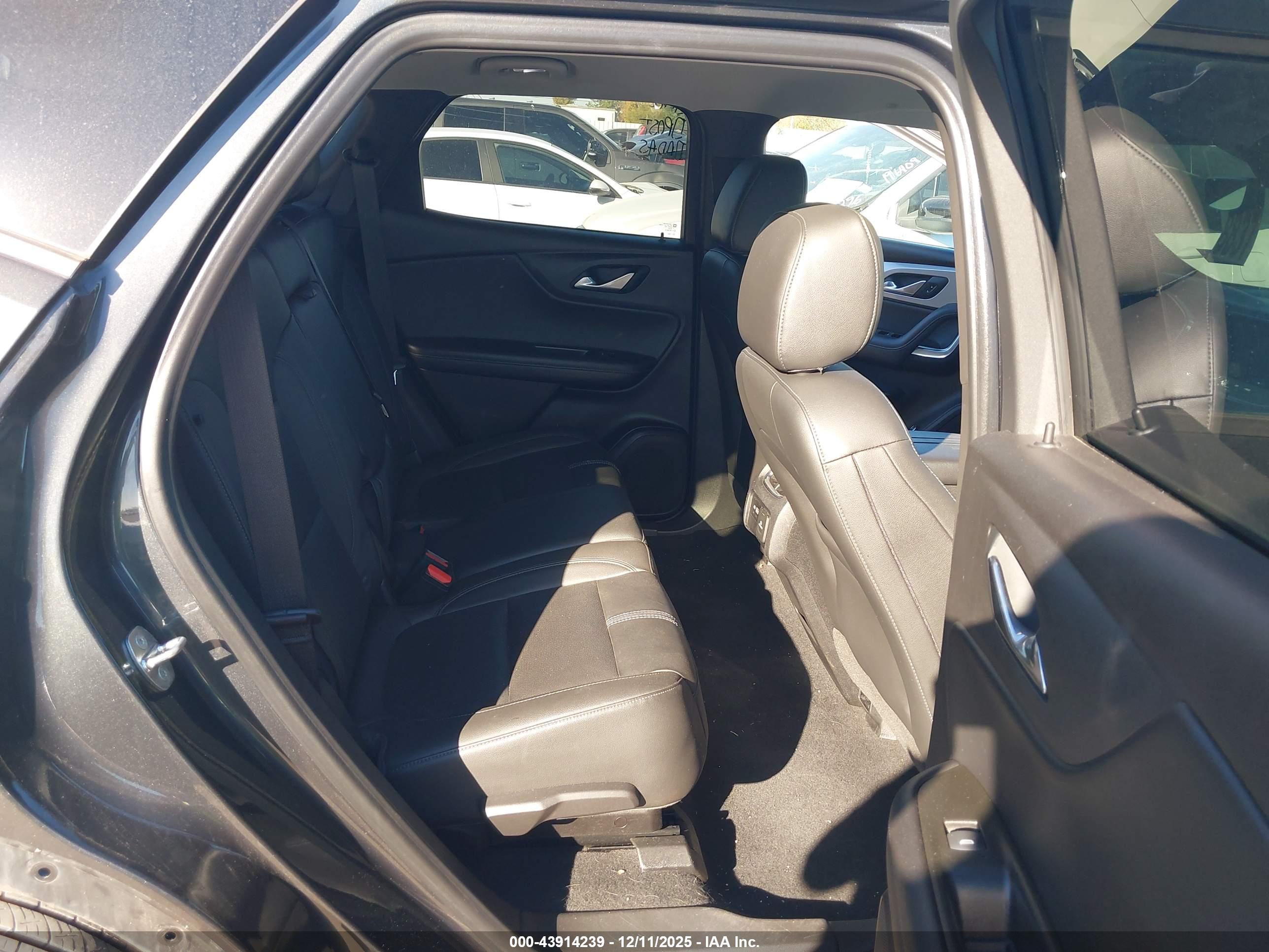 CHEVROLET BLAZER image 8