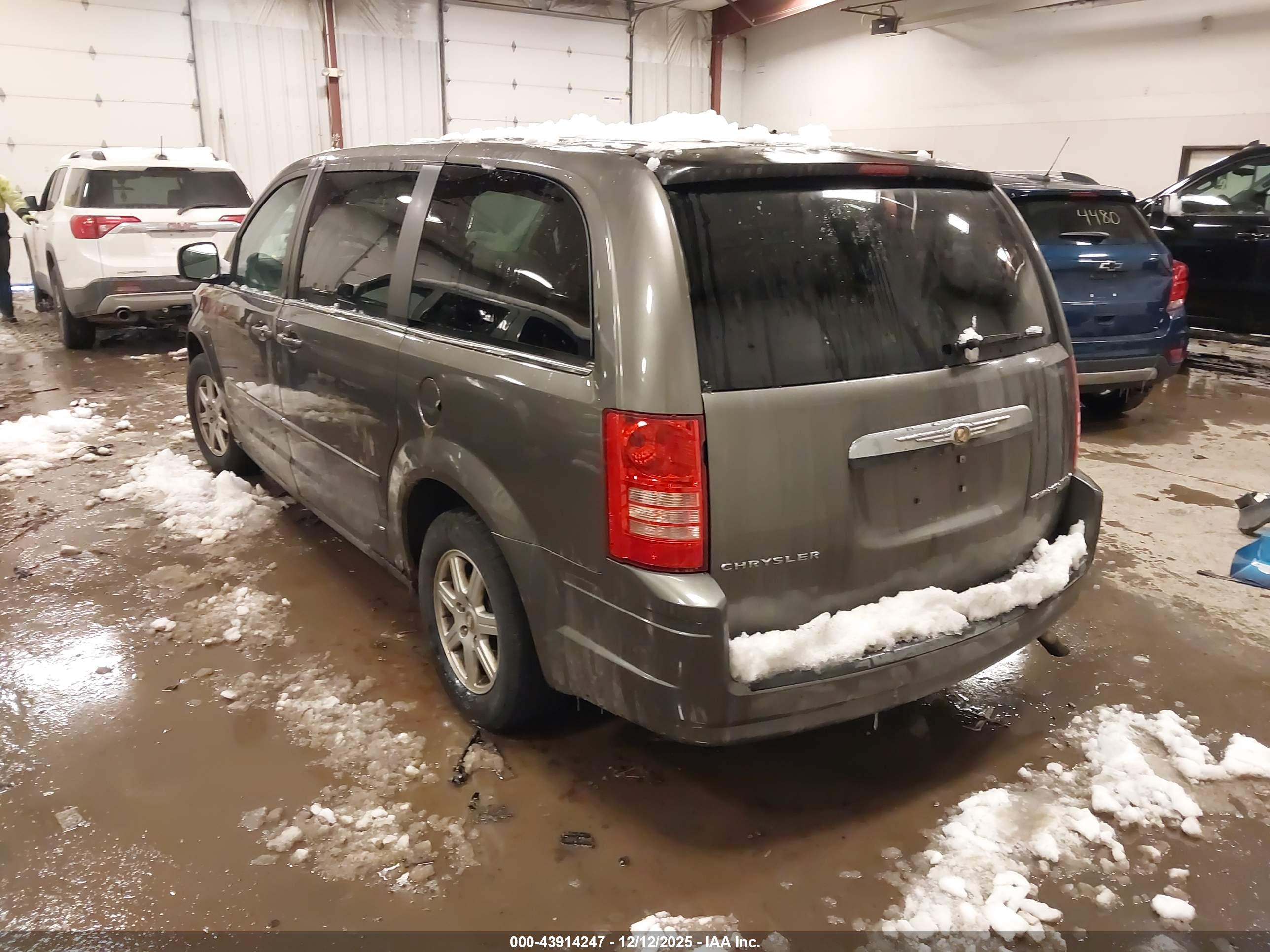 CHRYSLER TOWN image 3