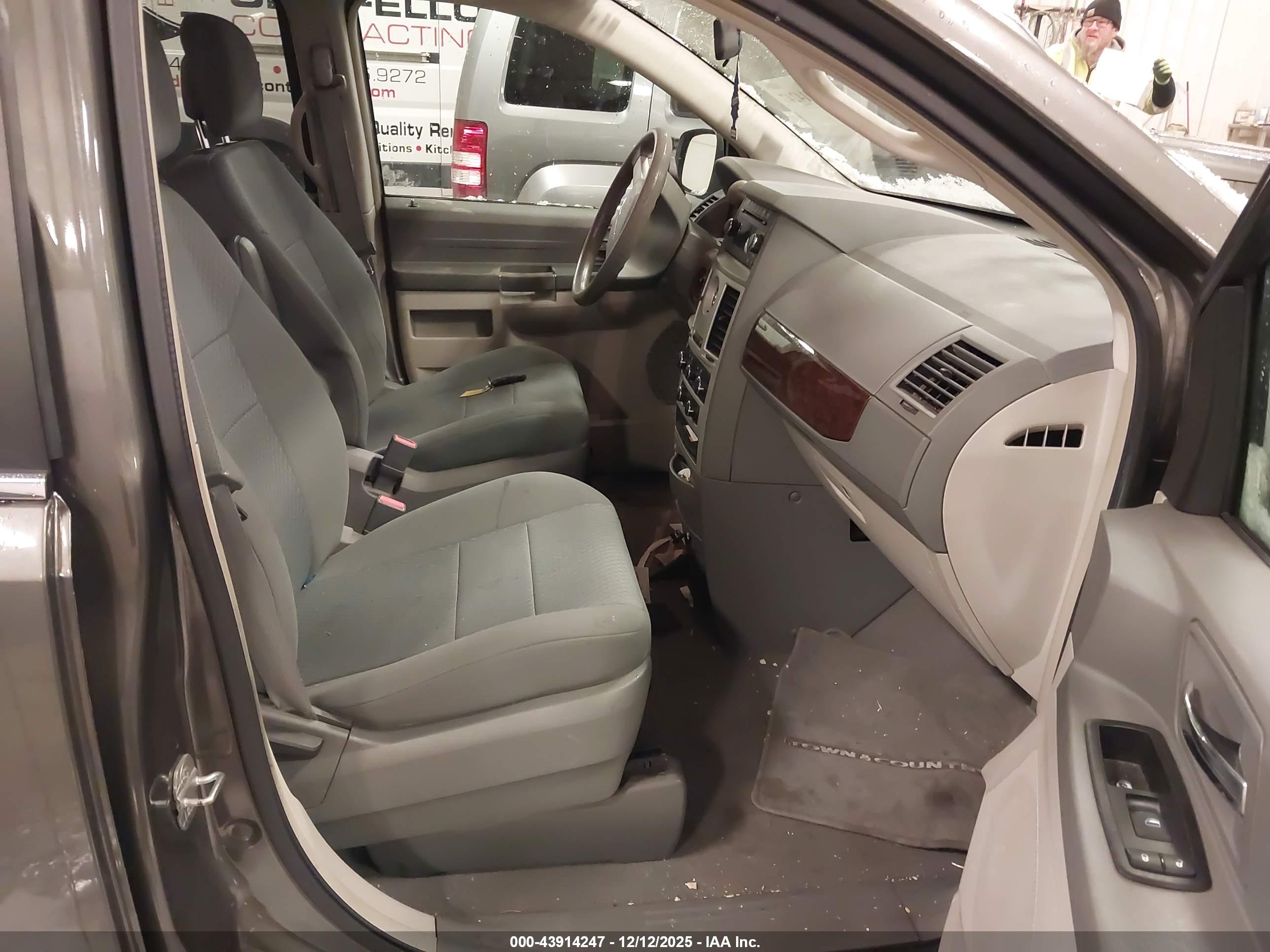 CHRYSLER TOWN image 5