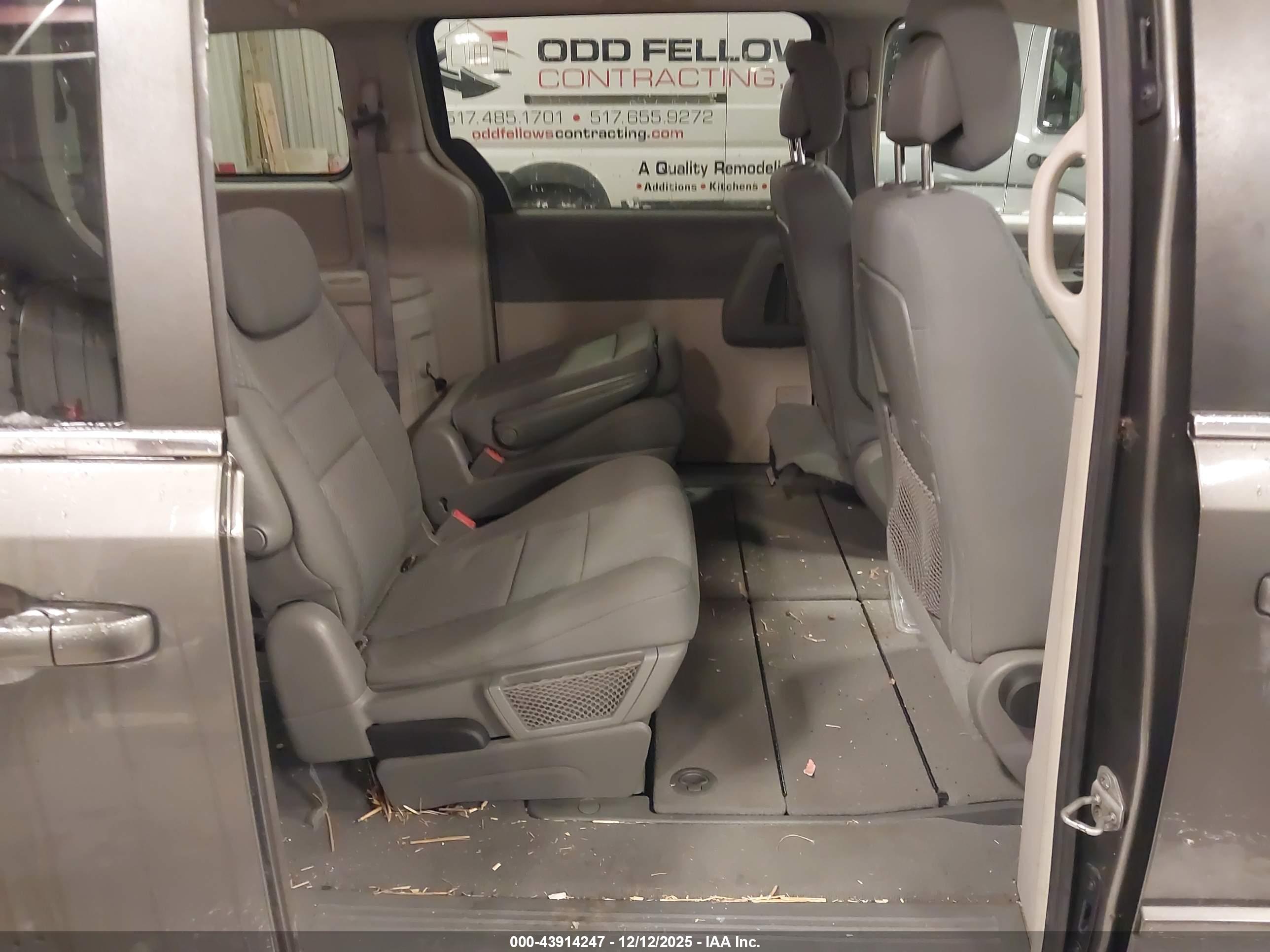 CHRYSLER TOWN image 8