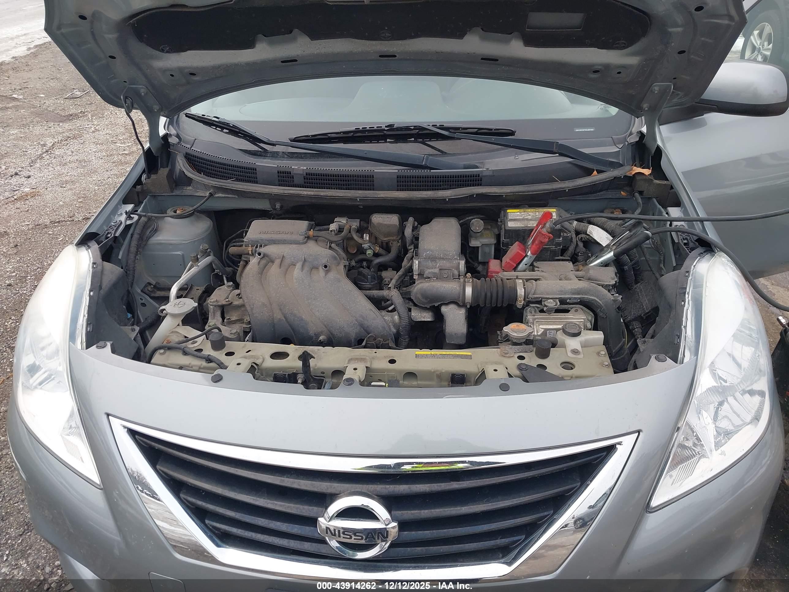 NISSAN VERSA image 10