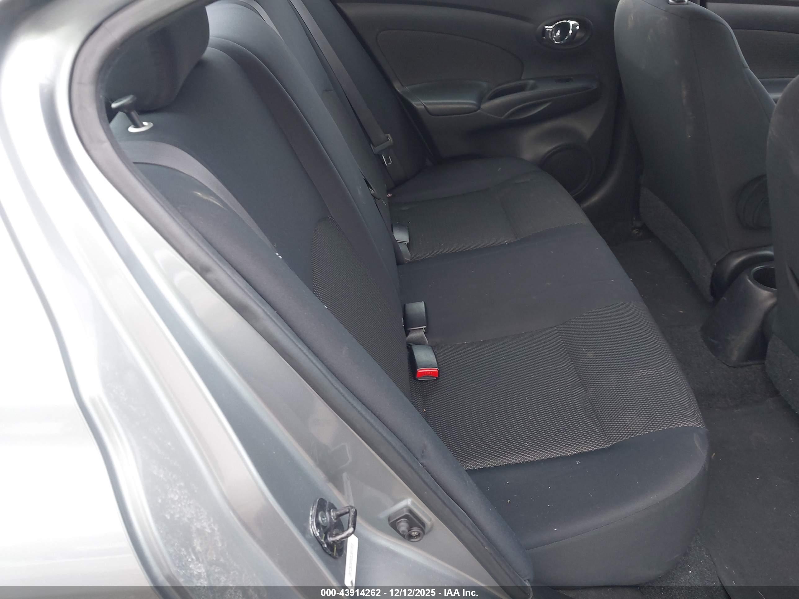 NISSAN VERSA image 8
