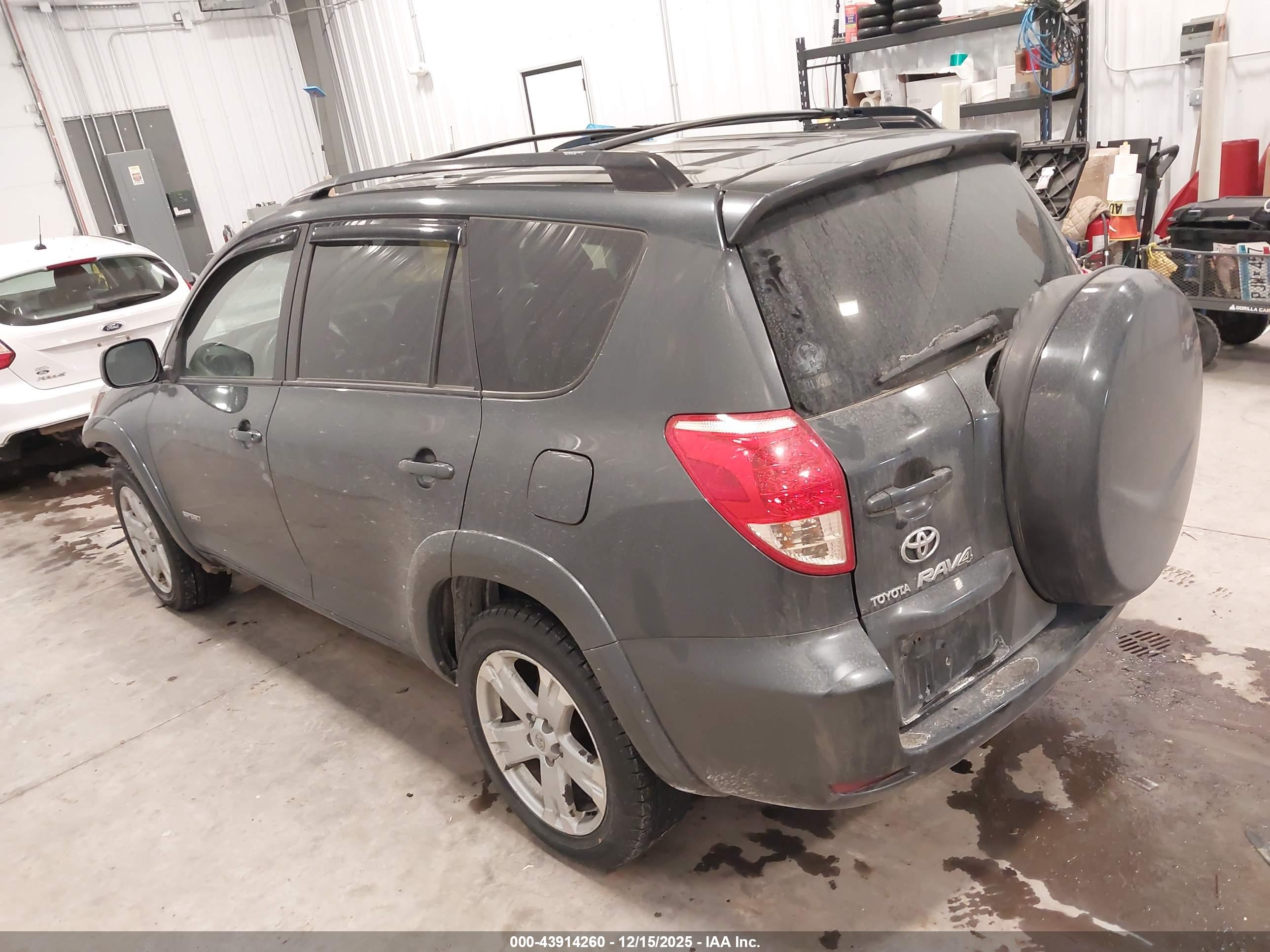 TOYOTA RAV4 image 3