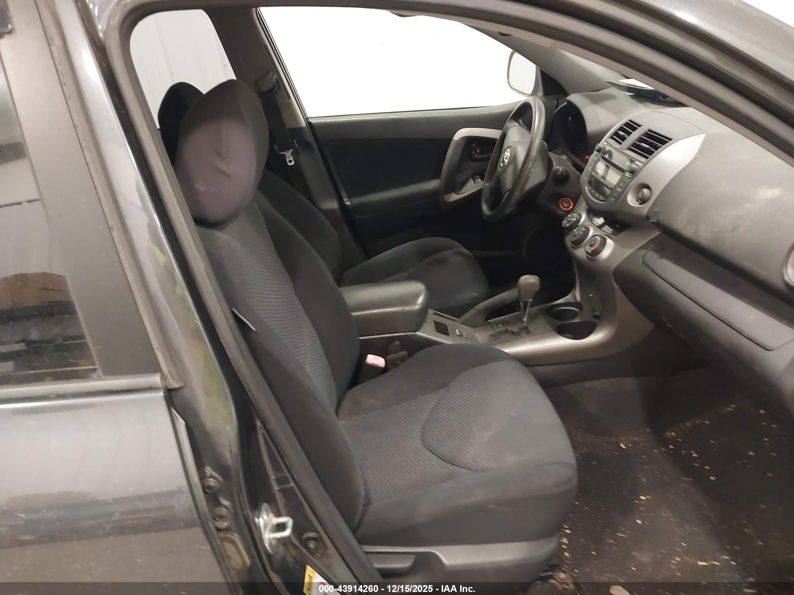TOYOTA RAV4 image 5