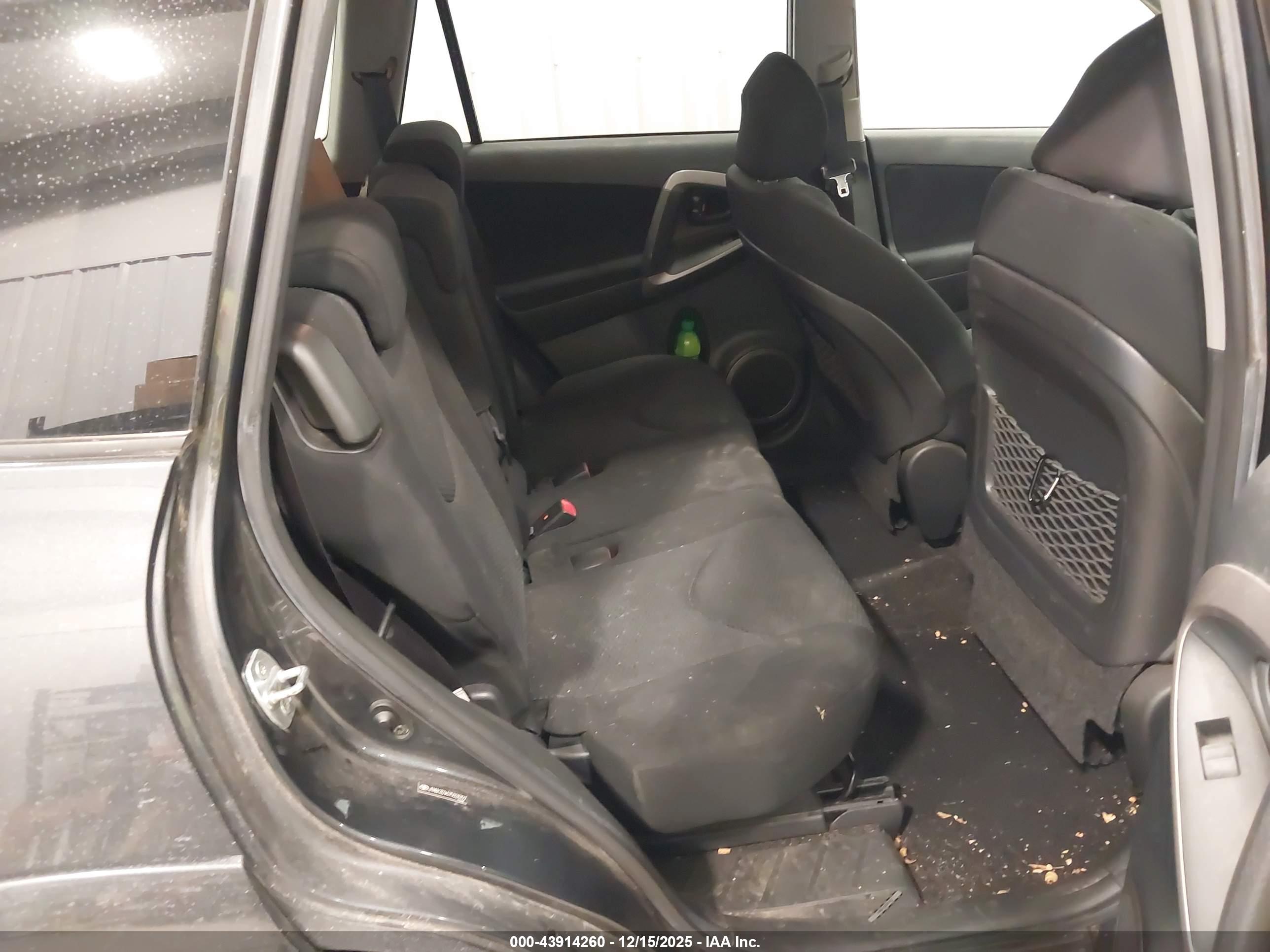 TOYOTA RAV4 image 8