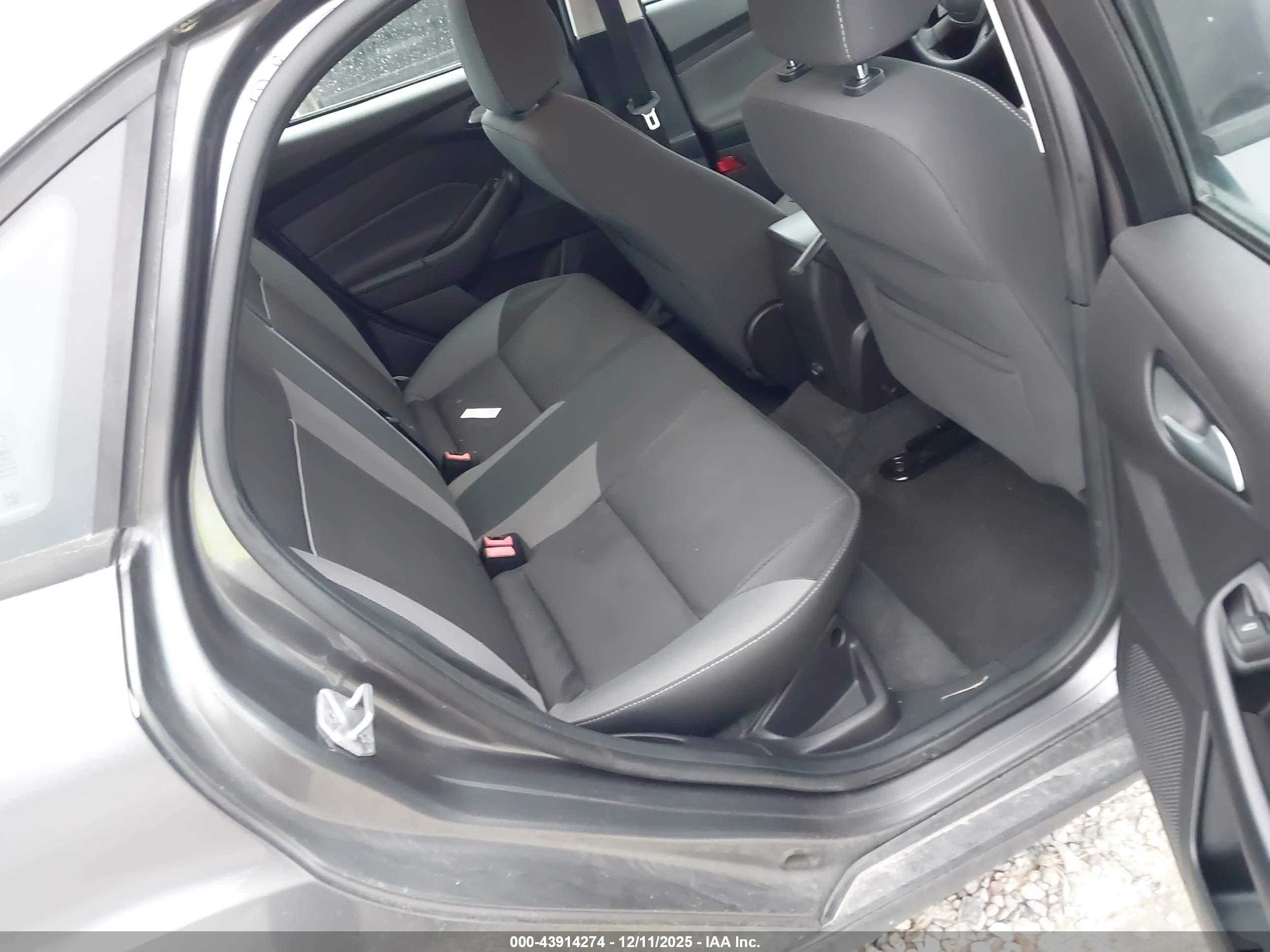 FORD FOCUS image 8