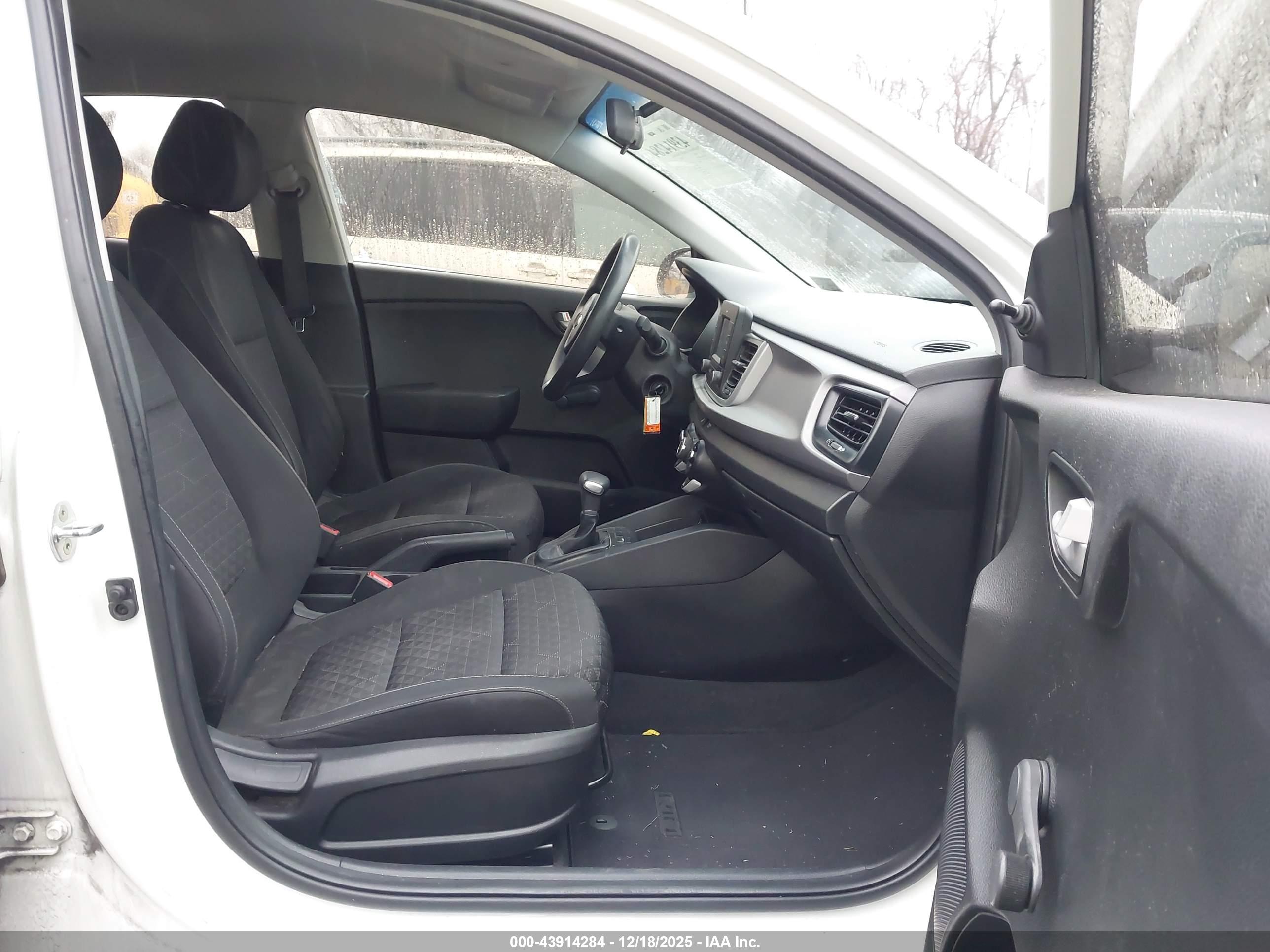 KIA RIO image 5