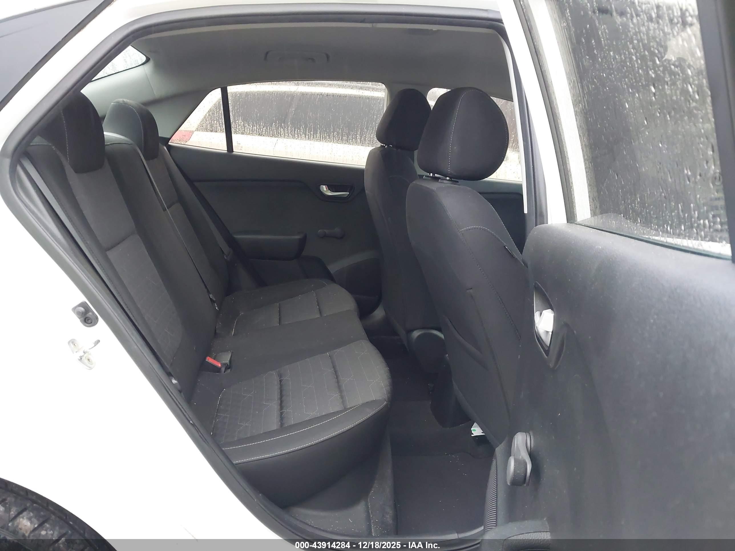 KIA RIO image 8